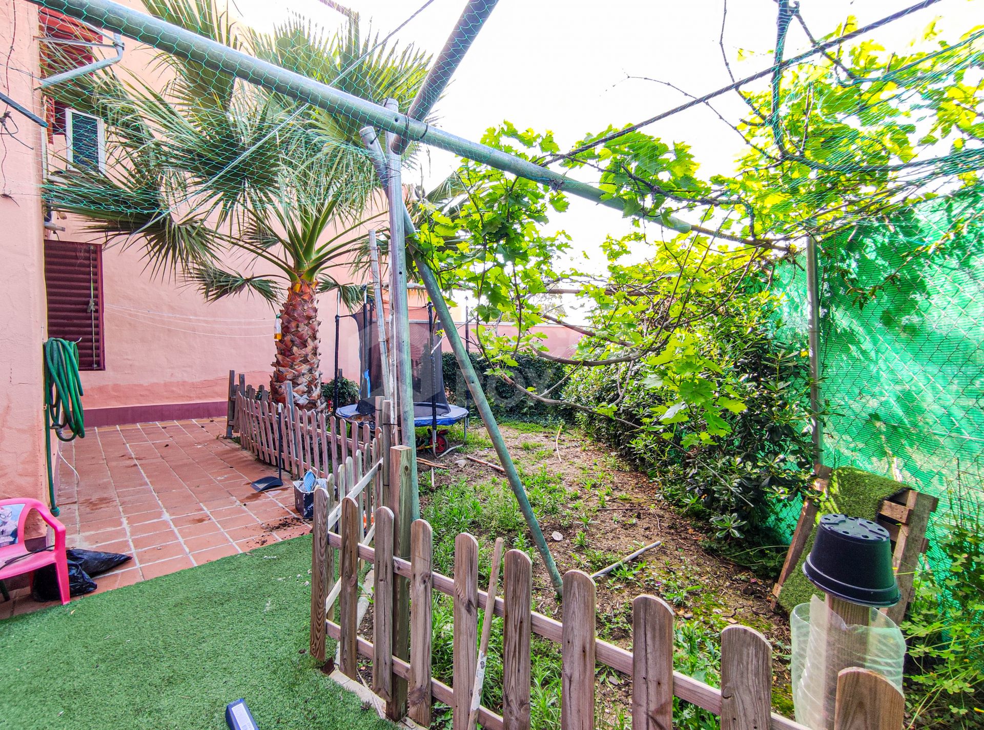 Spacious 3-bedroom apartment with private garden in El Padrón, Estepona.