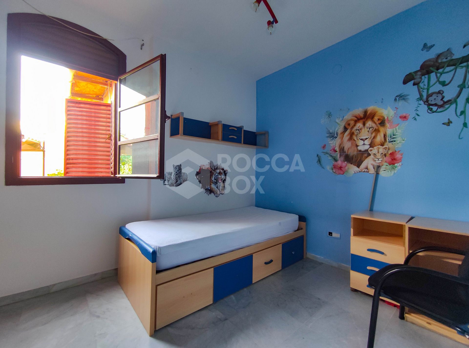 Spacious 3-bedroom apartment with private garden in El Padrón, Estepona.