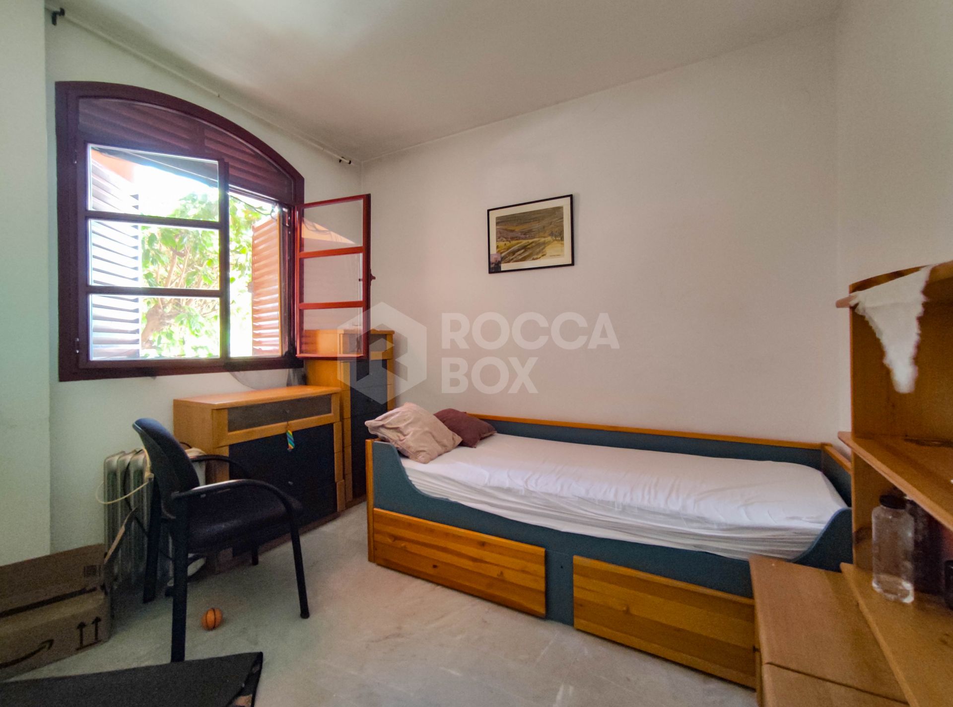 Spacious 3-bedroom apartment with private garden in El Padrón, Estepona.