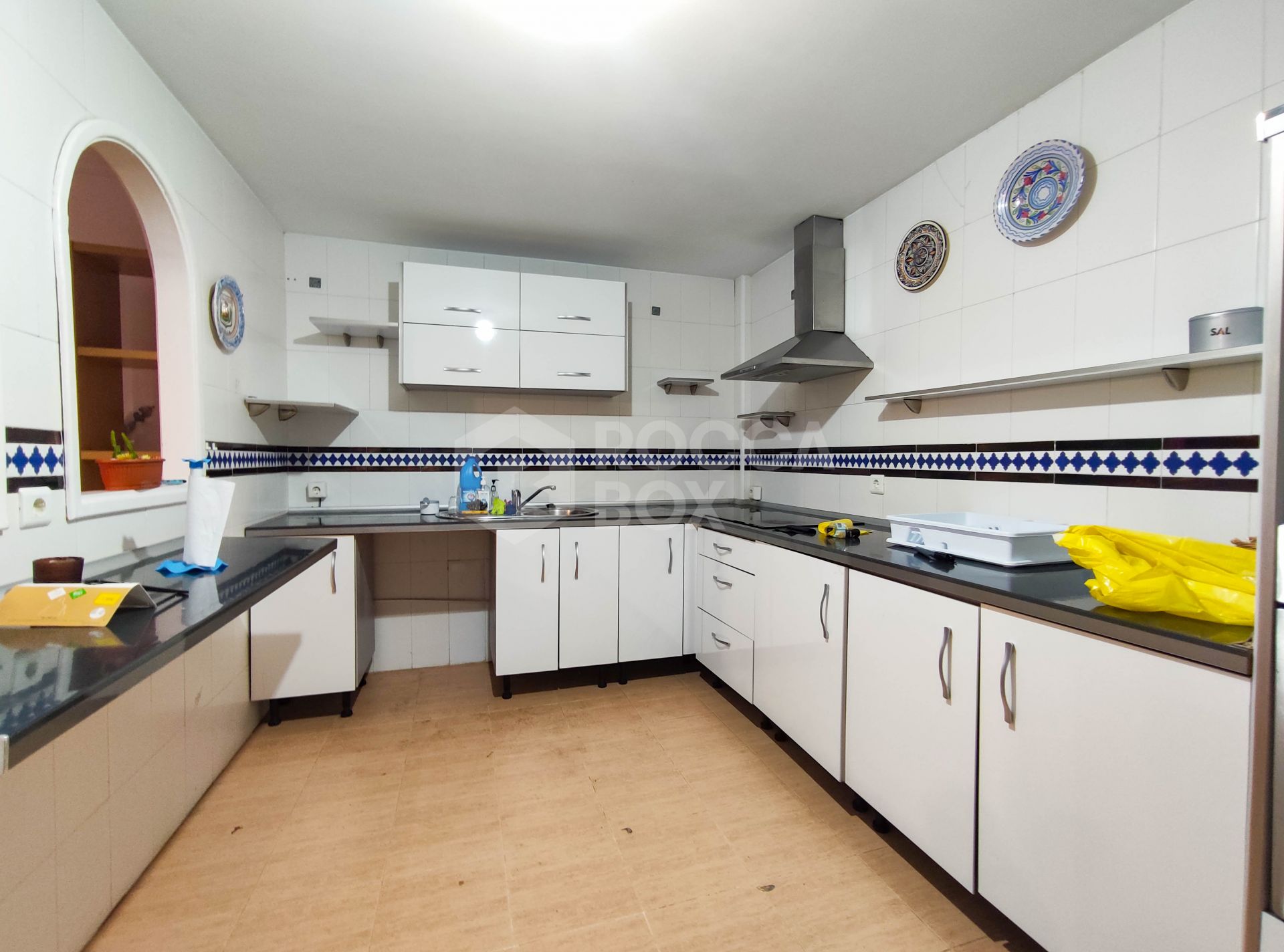 Spacious 3-bedroom apartment with private garden in El Padrón, Estepona.