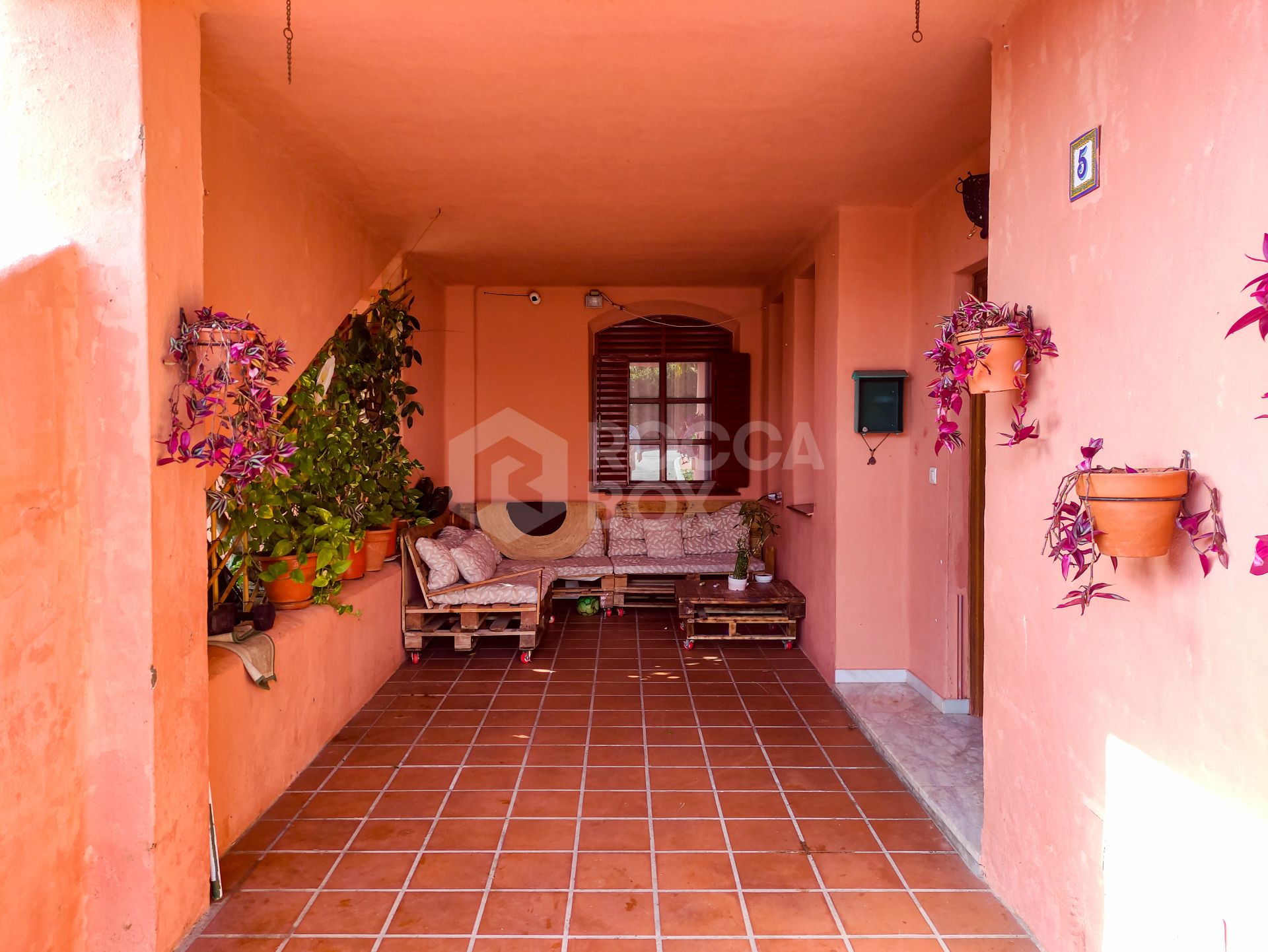 Spacious 3-bedroom apartment with private garden in El Padrón, Estepona.