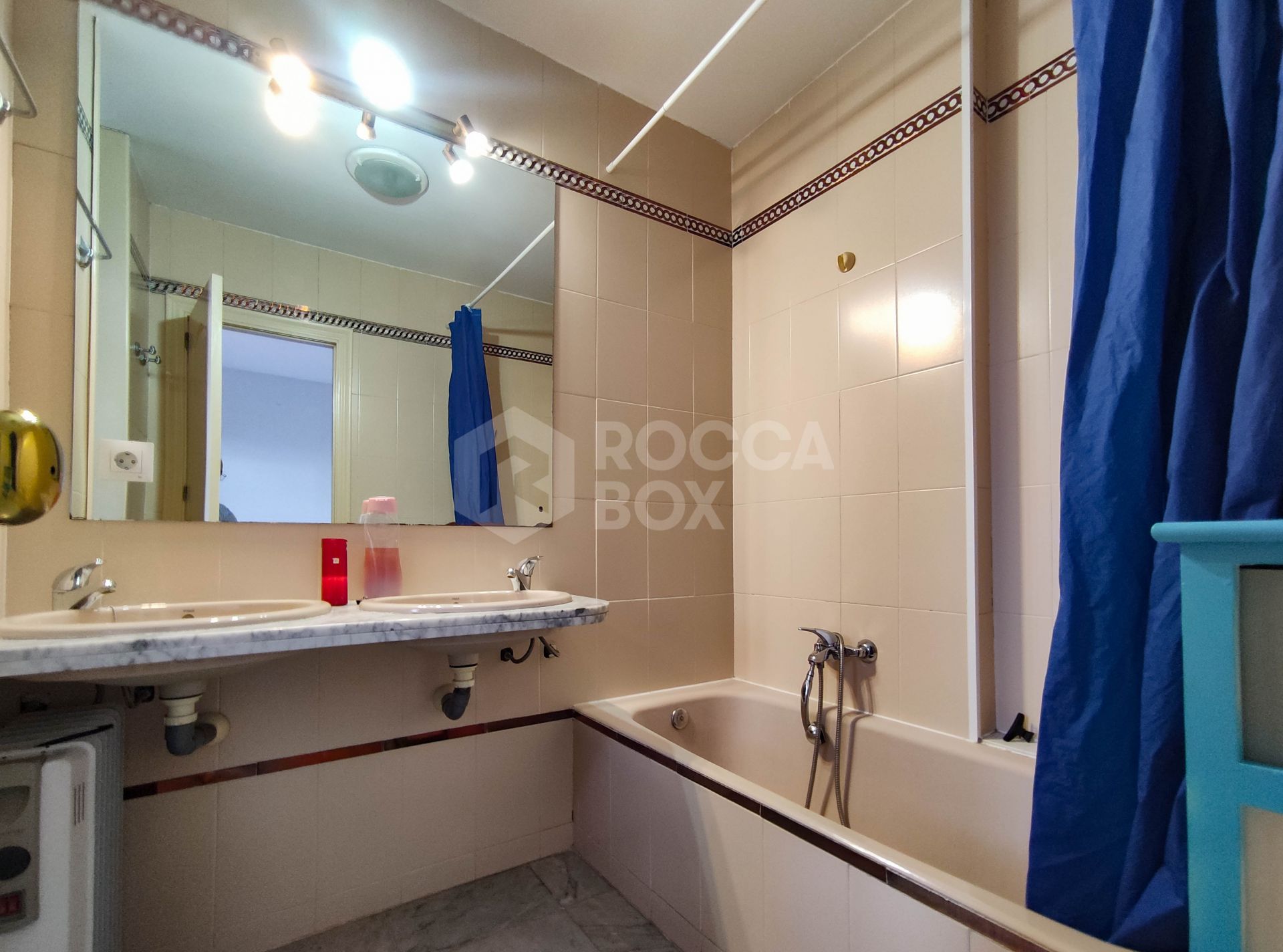 Spacious 3-bedroom apartment with private garden in El Padrón, Estepona.
