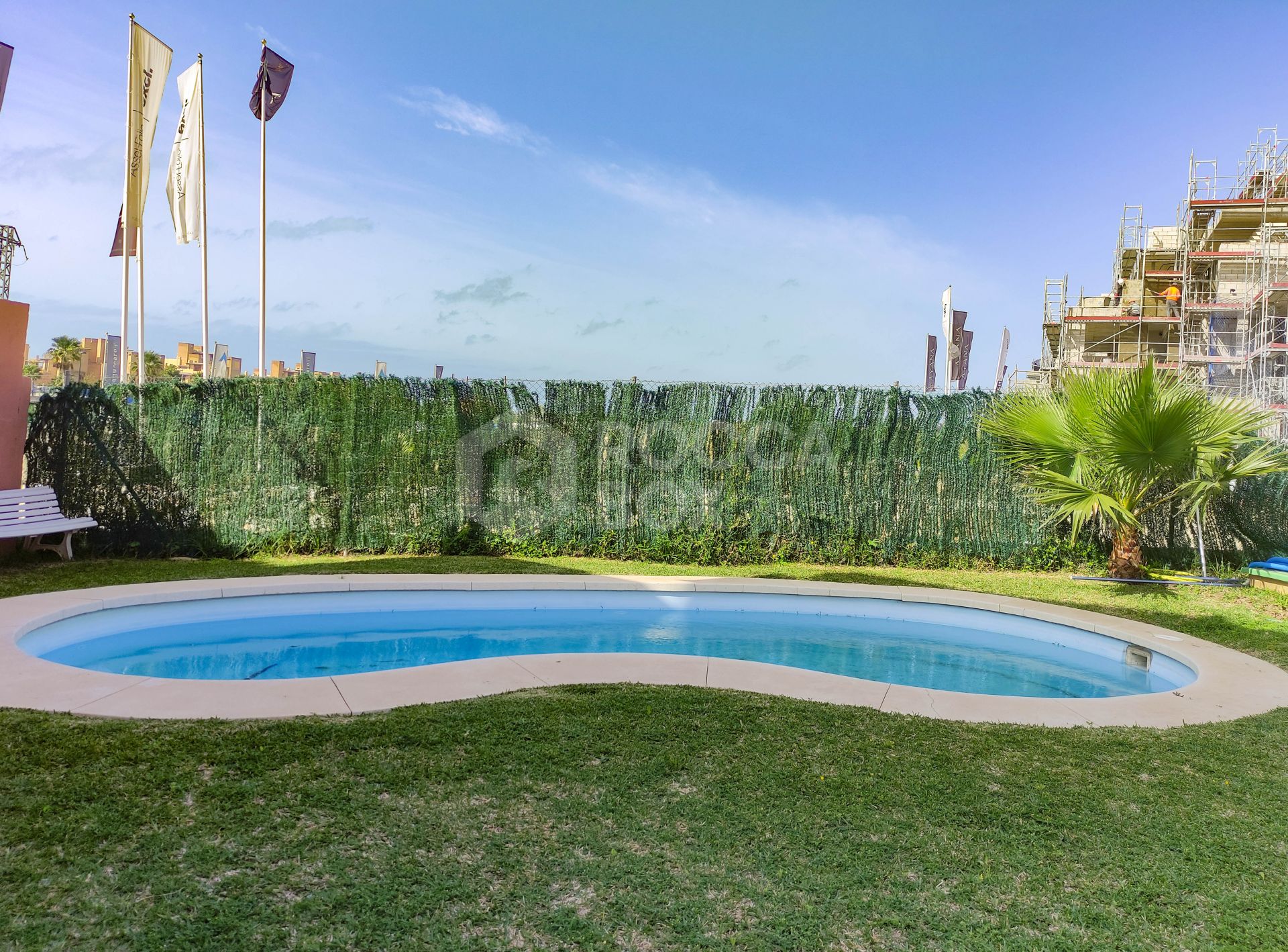 Spacious 3-bedroom apartment with private garden in El Padrón, Estepona.