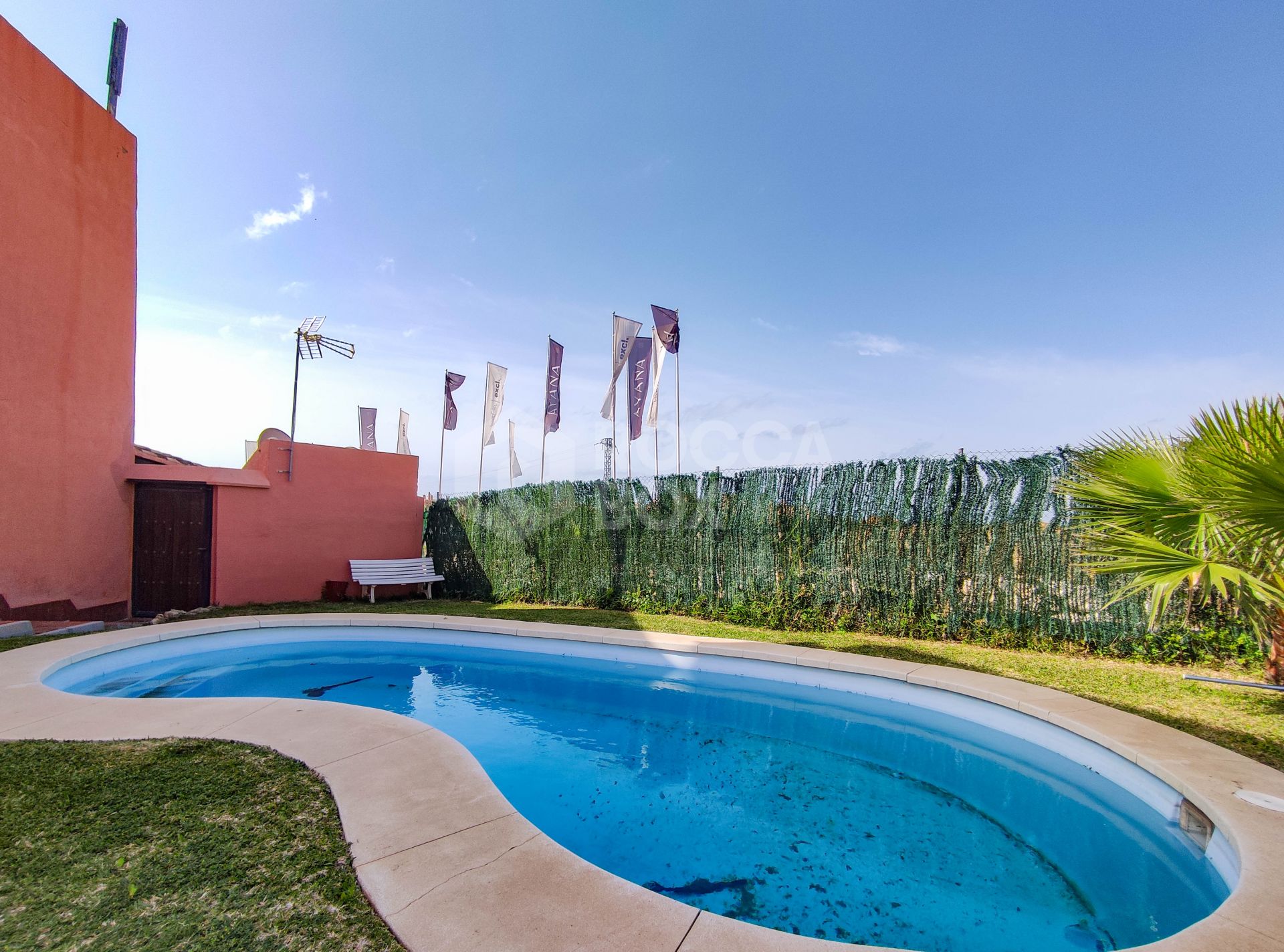 Spacious 3-bedroom apartment with private garden in El Padrón, Estepona.