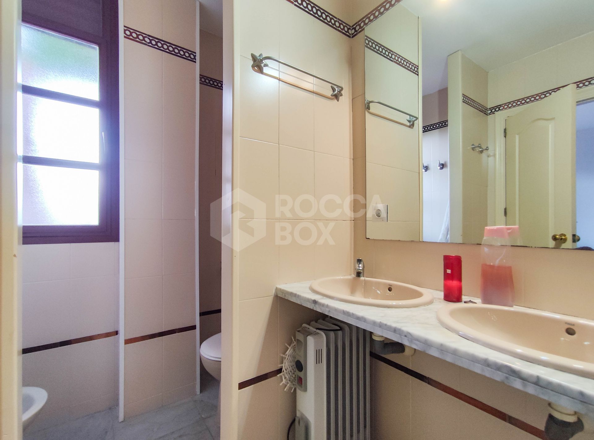 Spacious 3-bedroom apartment with private garden in El Padrón, Estepona.