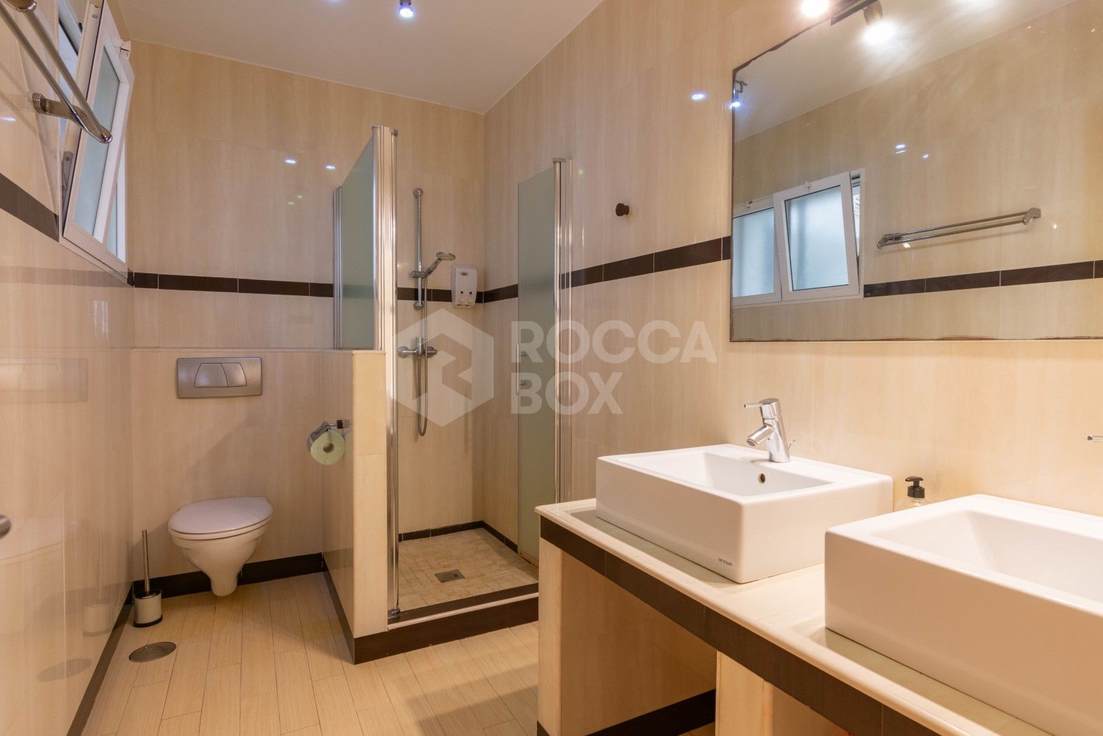 Apartment in a building on the beachfront, on the fabulous Estepona promenade.