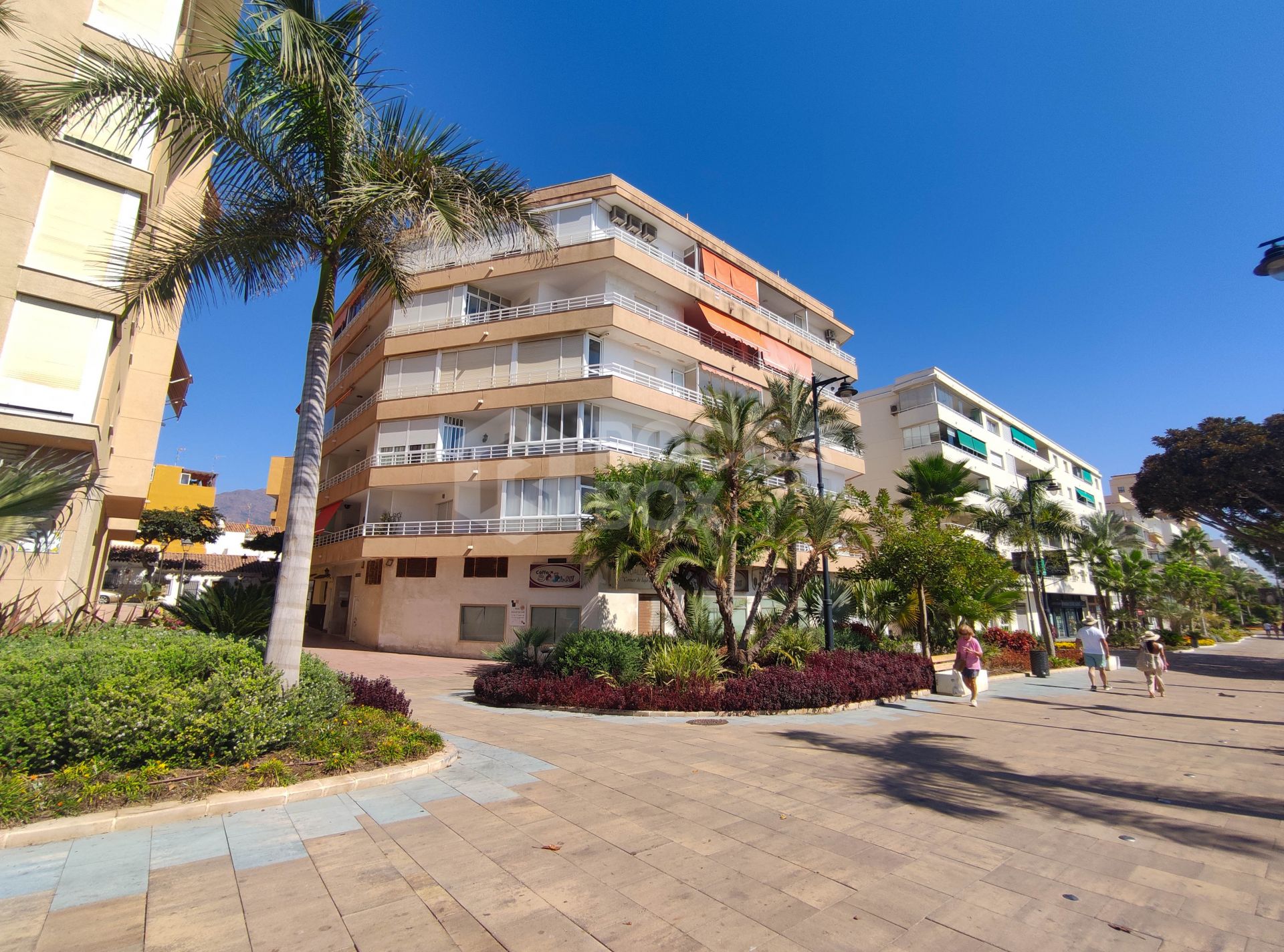 Apartment in a building on the beachfront, on the fabulous Estepona promenade.