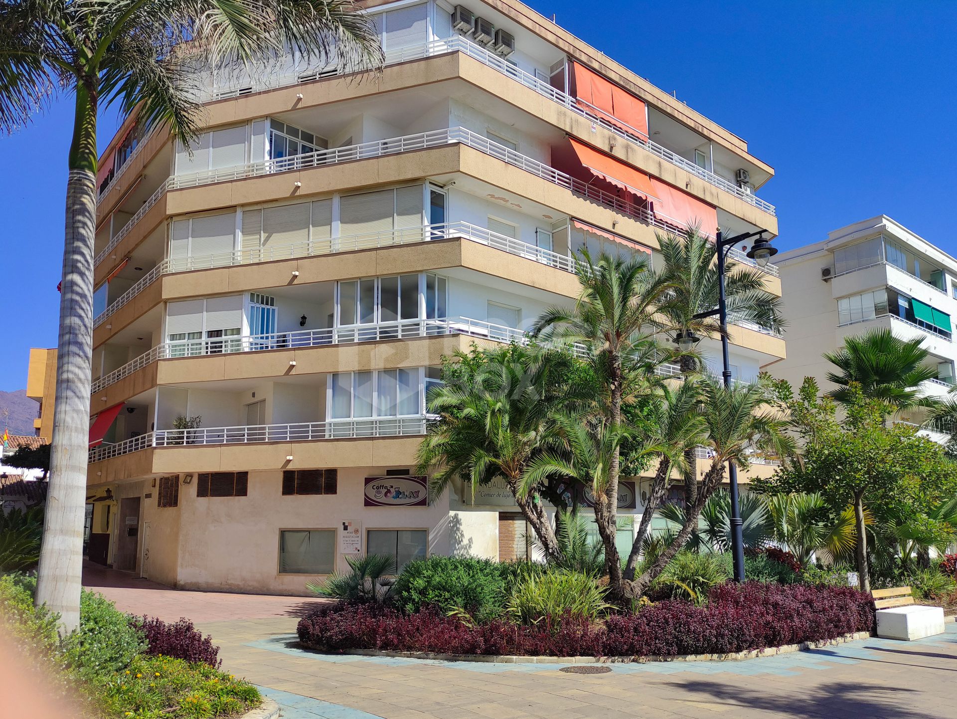 Apartment in a building on the beachfront, on the fabulous Estepona promenade.