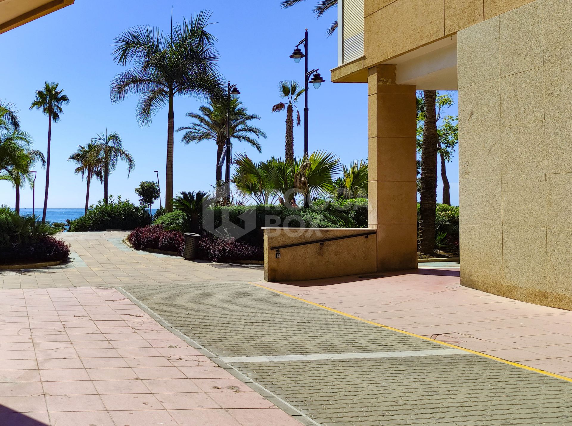 Apartment in a building on the beachfront, on the fabulous Estepona promenade.