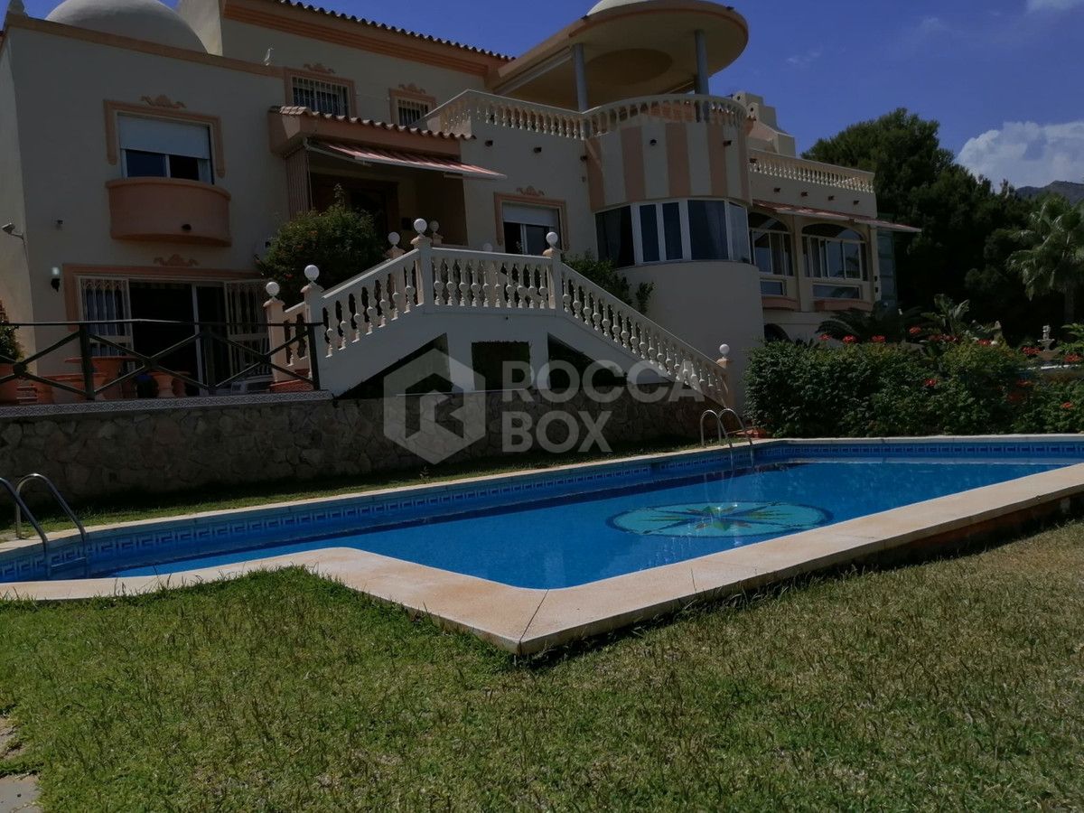 Villa for sale in Benalmadena