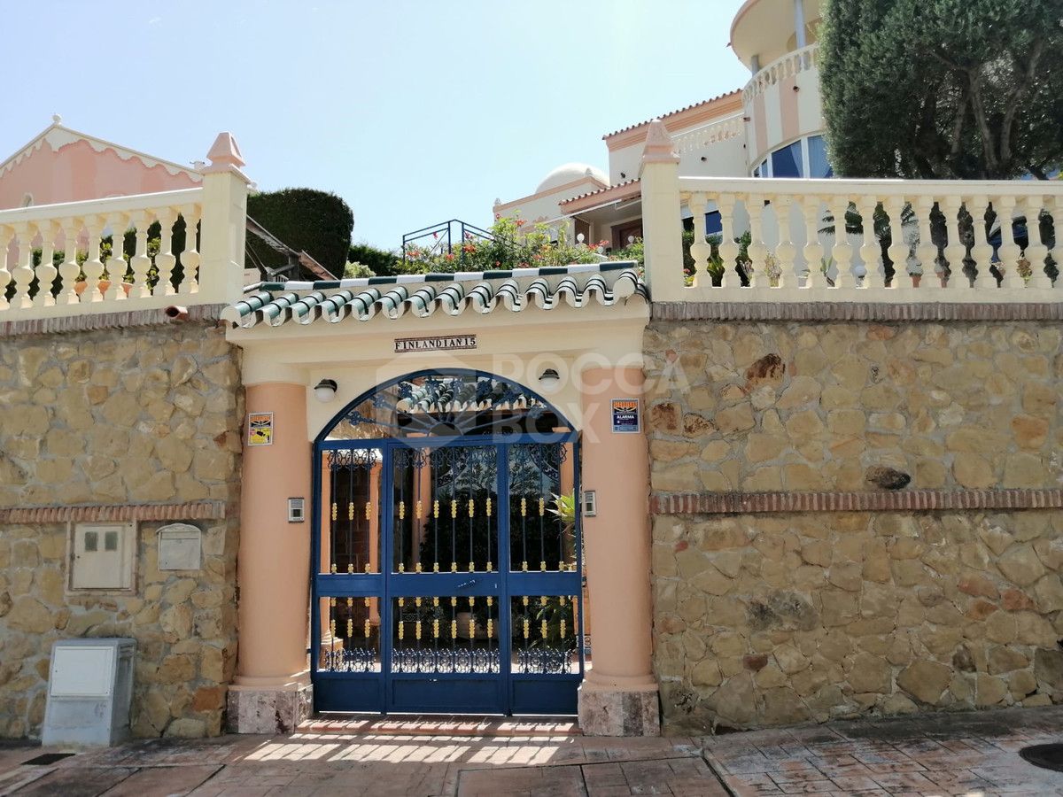 Villa for sale in Benalmadena
