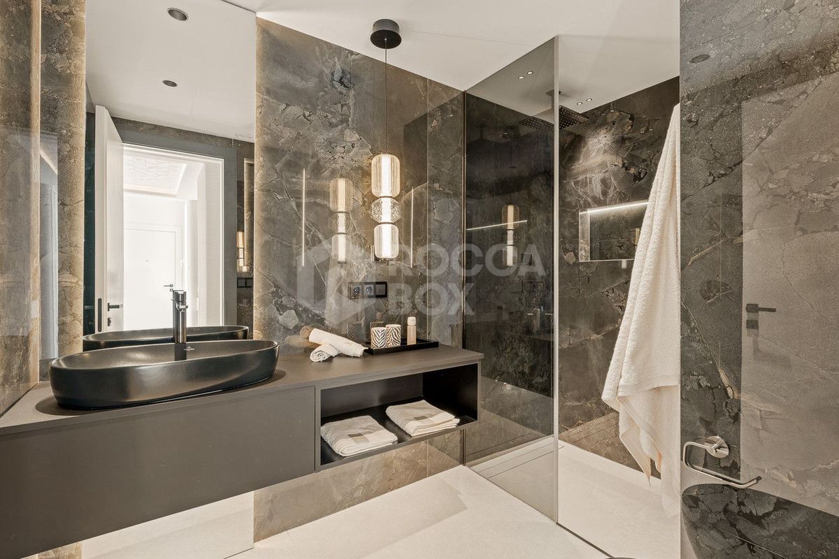 Penthouse for sale in New Golden Mile, Estepona East