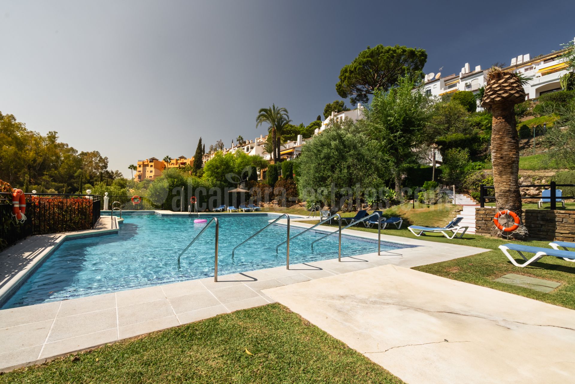 Apartment in Puerto del Almendro, Benahavis