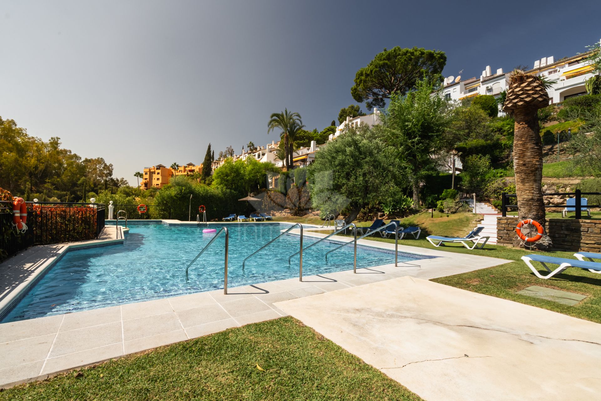 Apartment in Puerto del Almendro, Benahavis