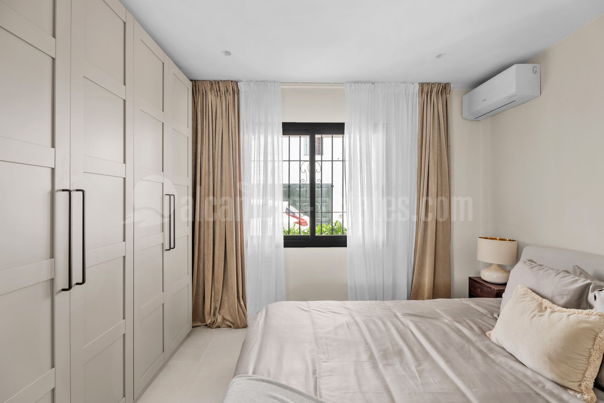 Apartment in Puerto del Almendro, Benahavis