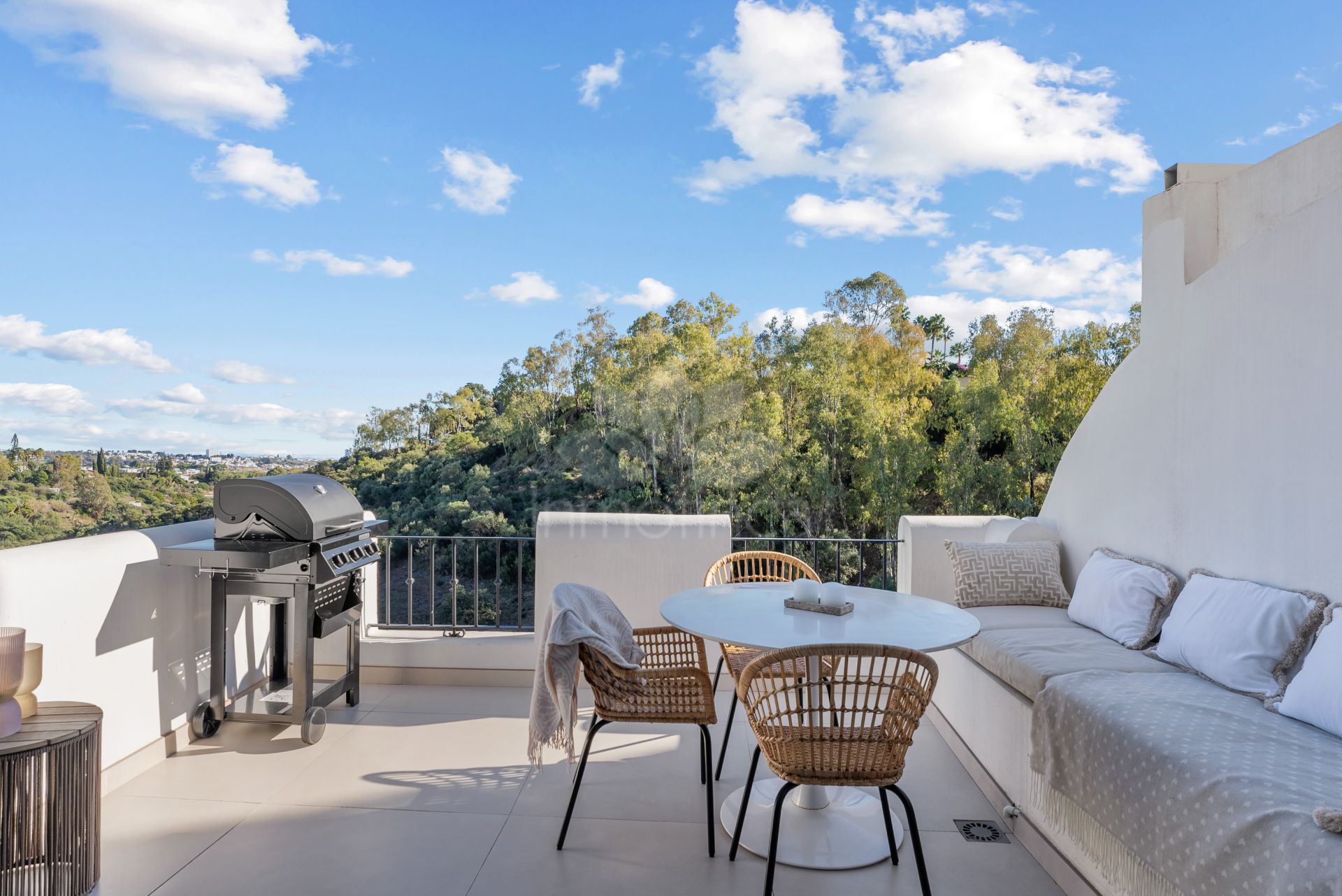 Apartment in Puerto del Almendro, Benahavis