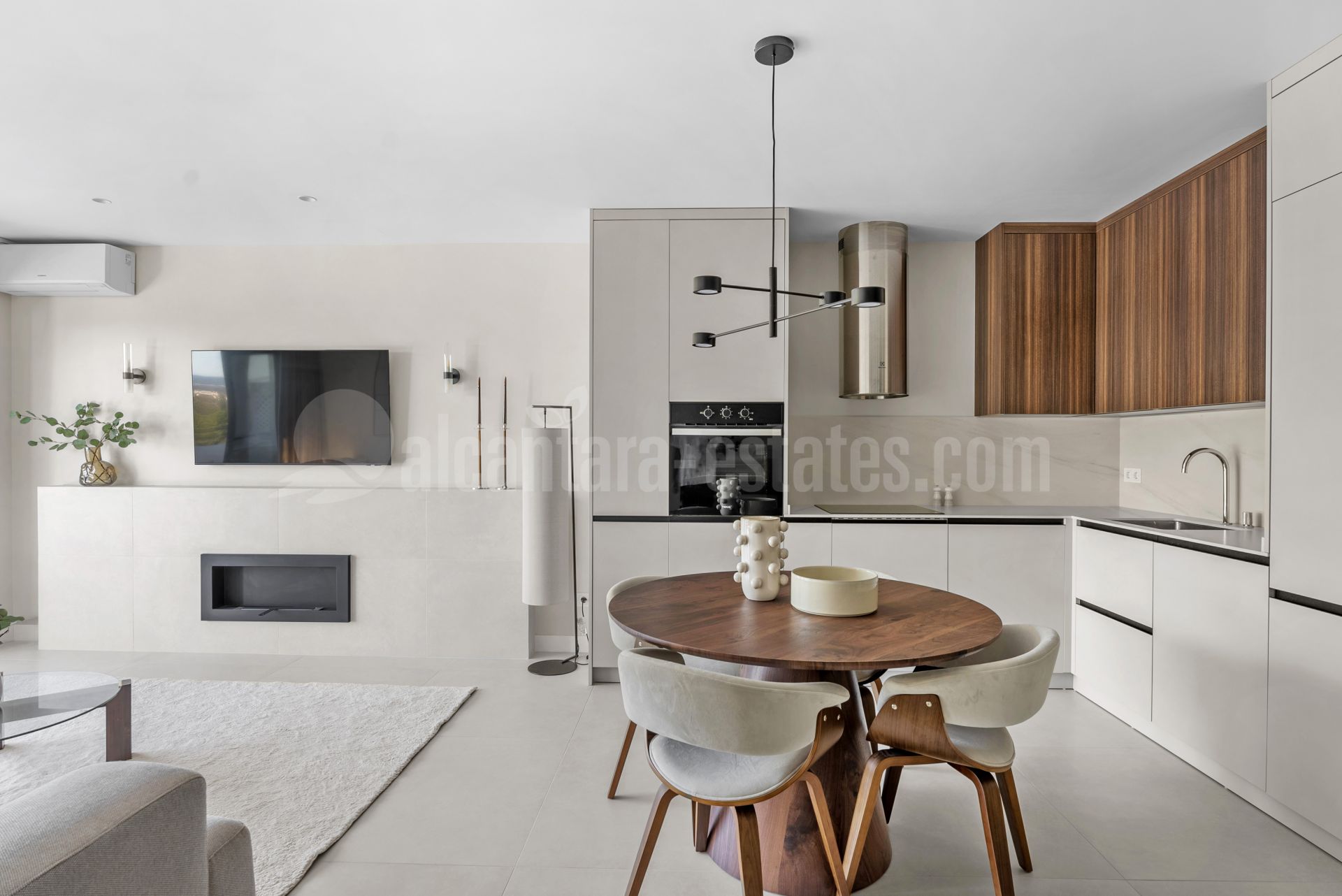 Apartment in Puerto del Almendro, Benahavis