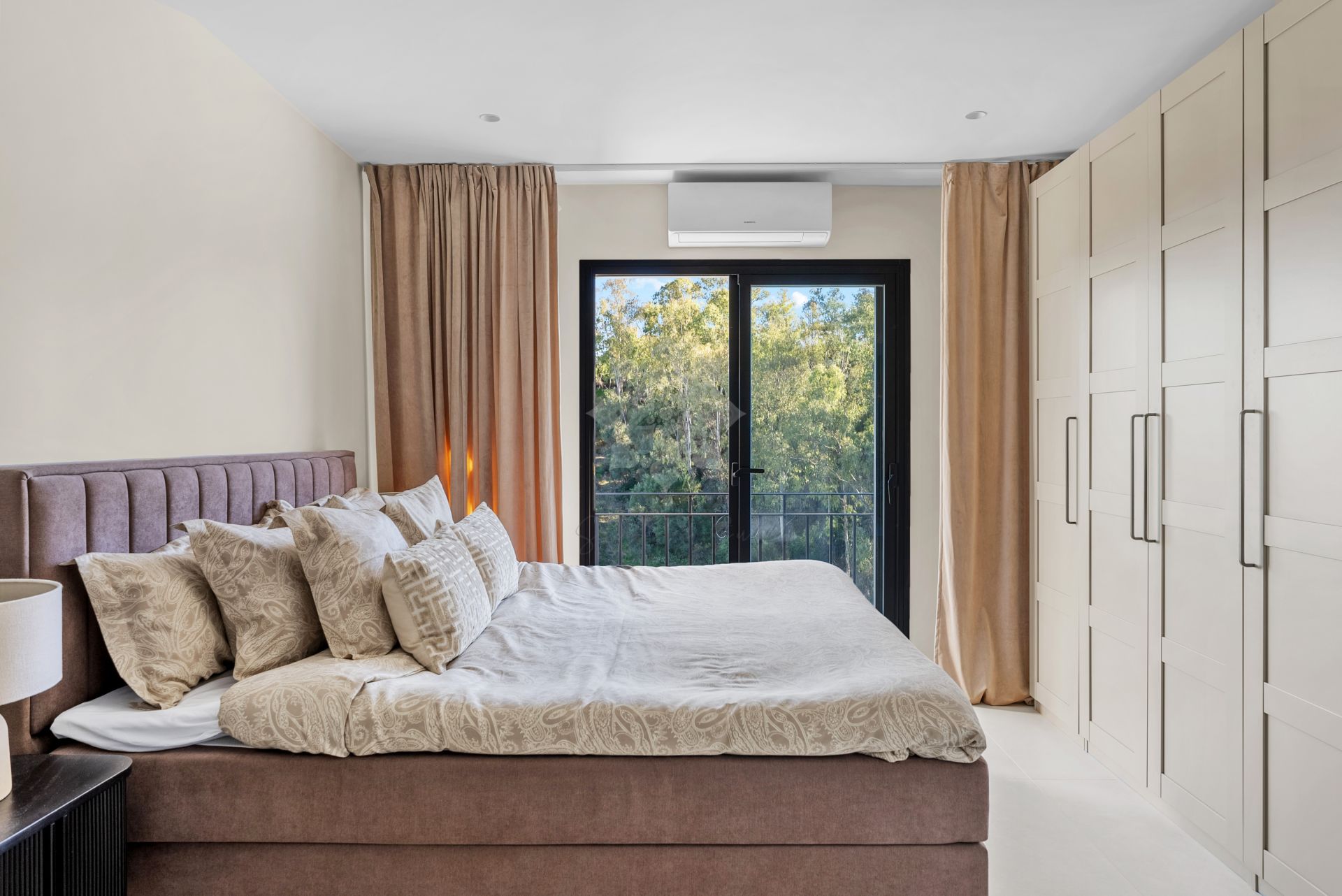 Apartment in Puerto del Almendro, Benahavis