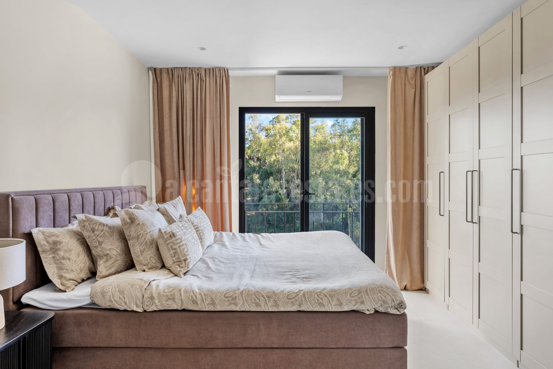 Apartment in Puerto del Almendro, Benahavis