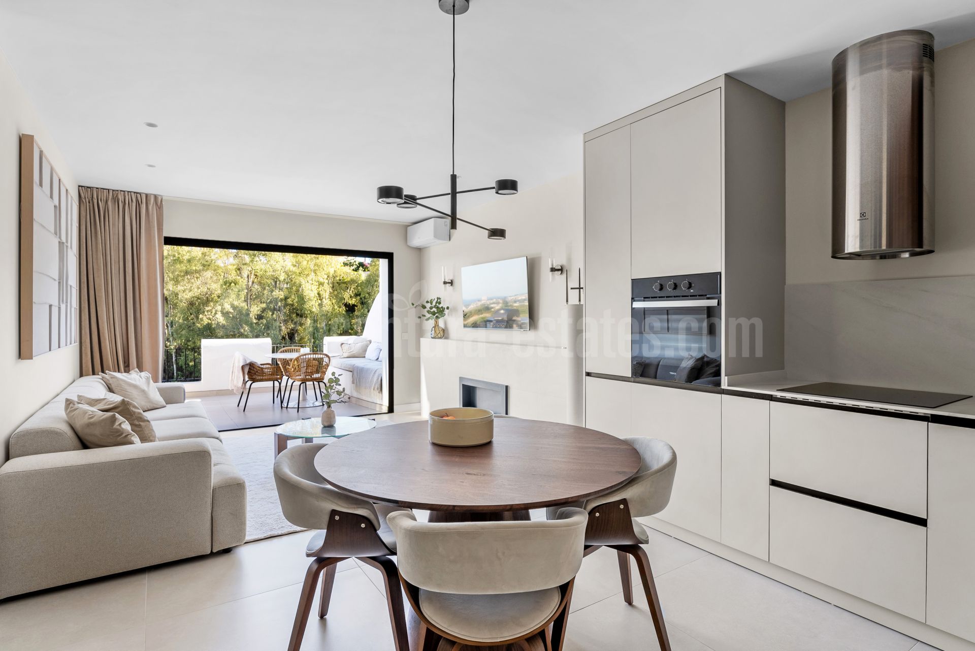 Apartment in Puerto del Almendro, Benahavis