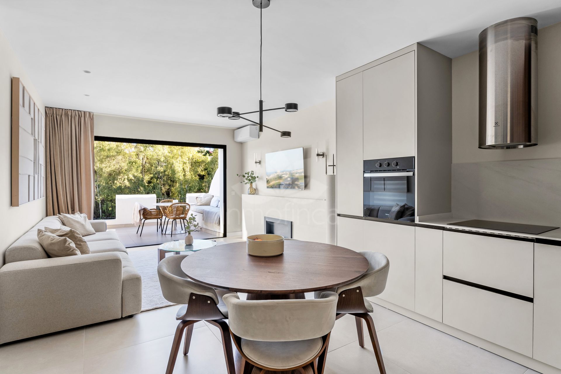 Apartment in Puerto del Almendro, Benahavis