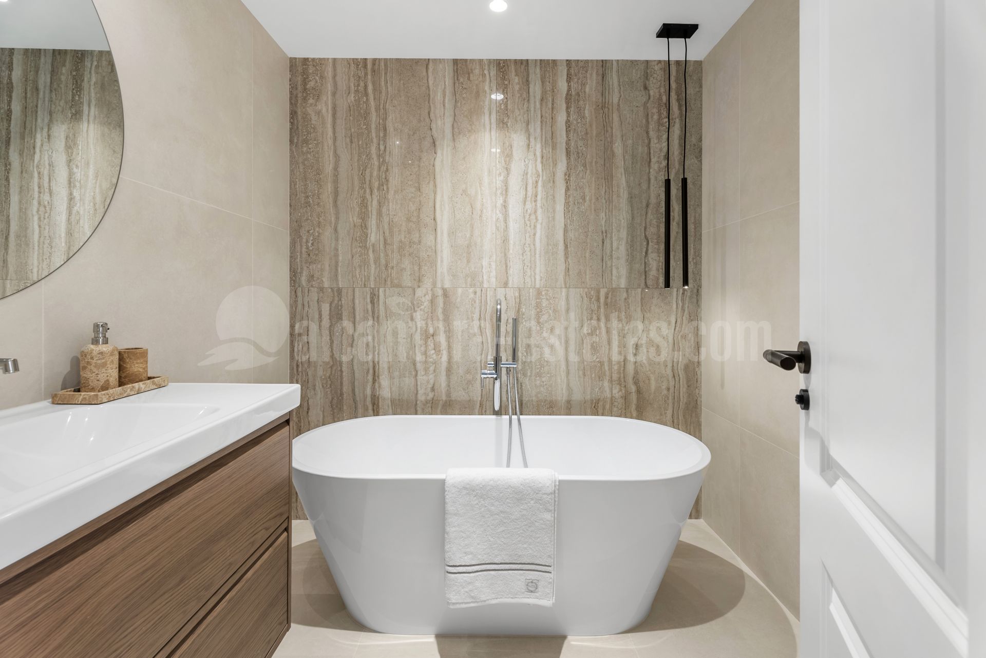 Apartment in Puerto del Almendro, Benahavis