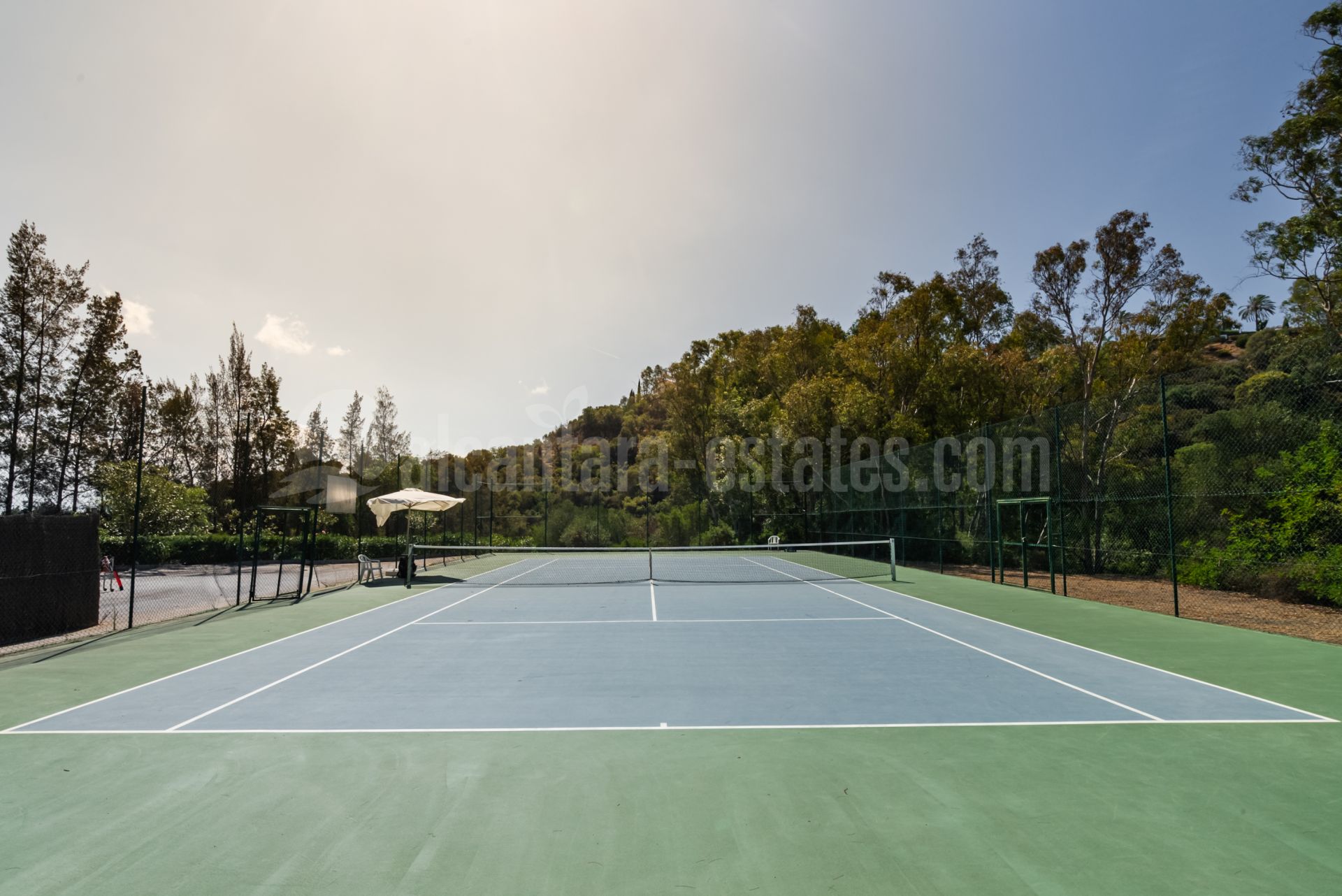 Apartment in Puerto del Almendro, Benahavis