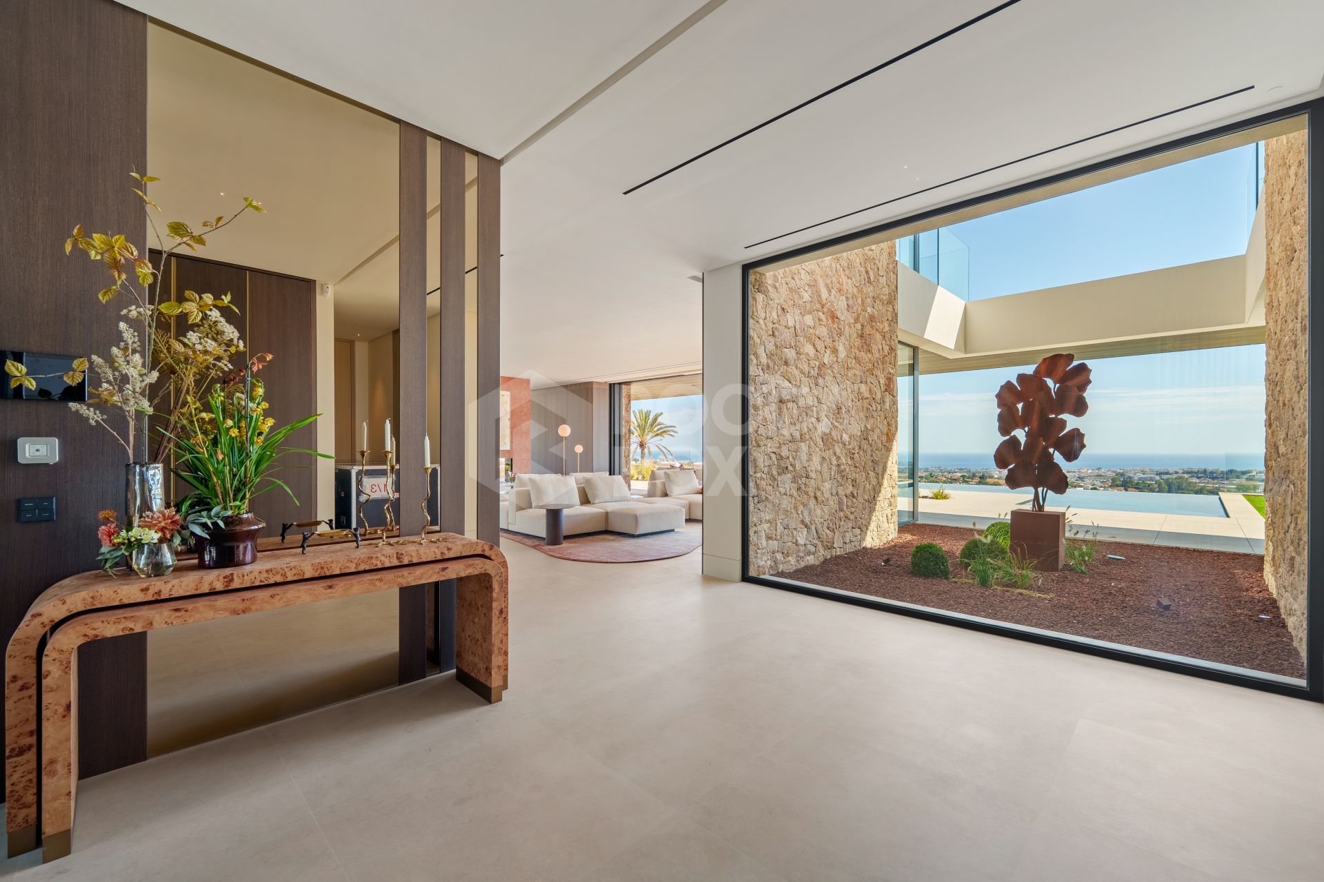 Villa for sale in El Herrojo, Benahavis