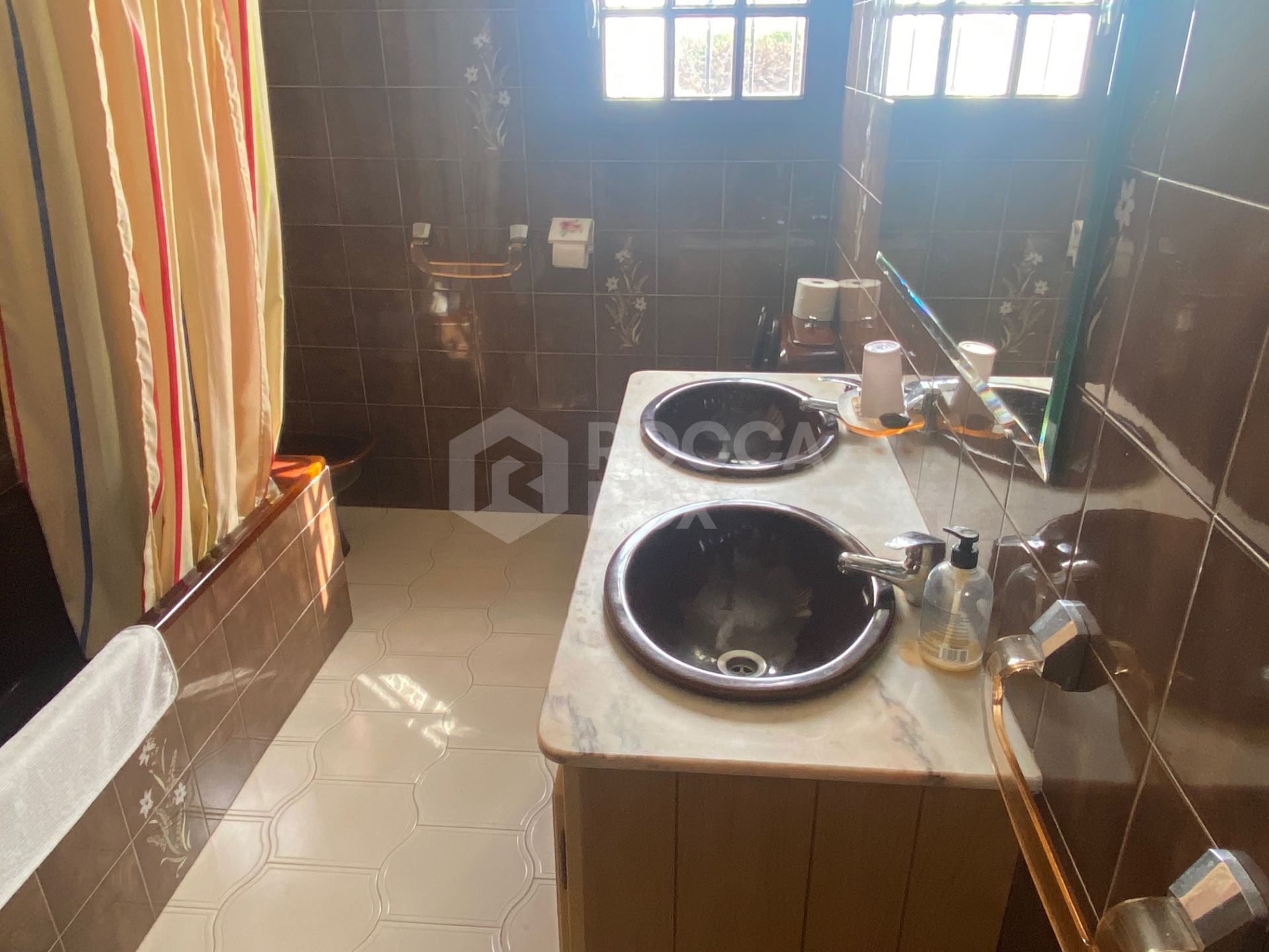 Villa for sale in El Velerin, Estepona East