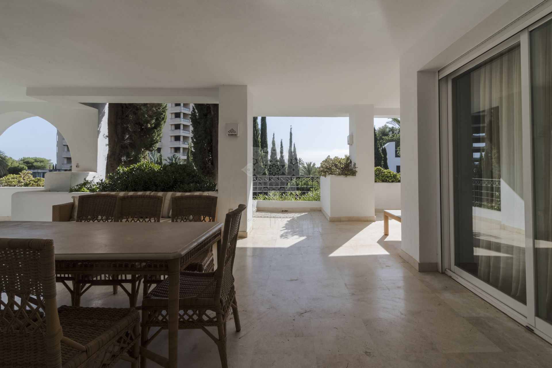 Apartament na parterze w Rio Real, Marbella