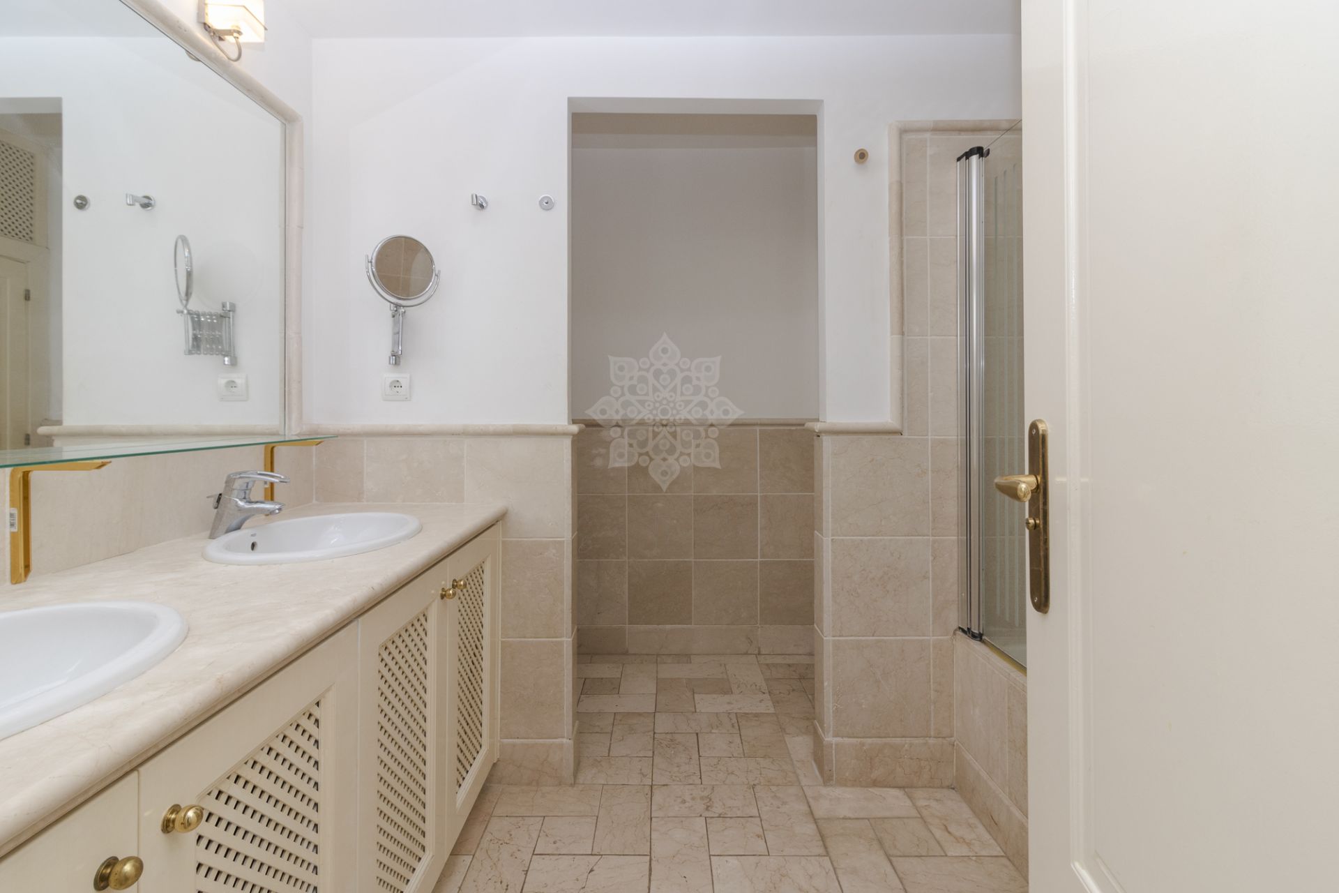 Apartament na parterze w Rio Real, Marbella