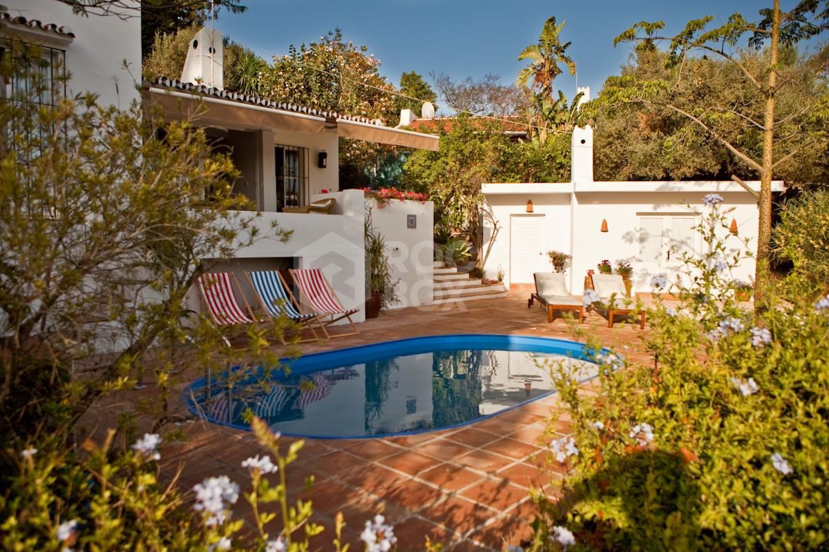 Villa for sale in La Resina Golf, Estepona East