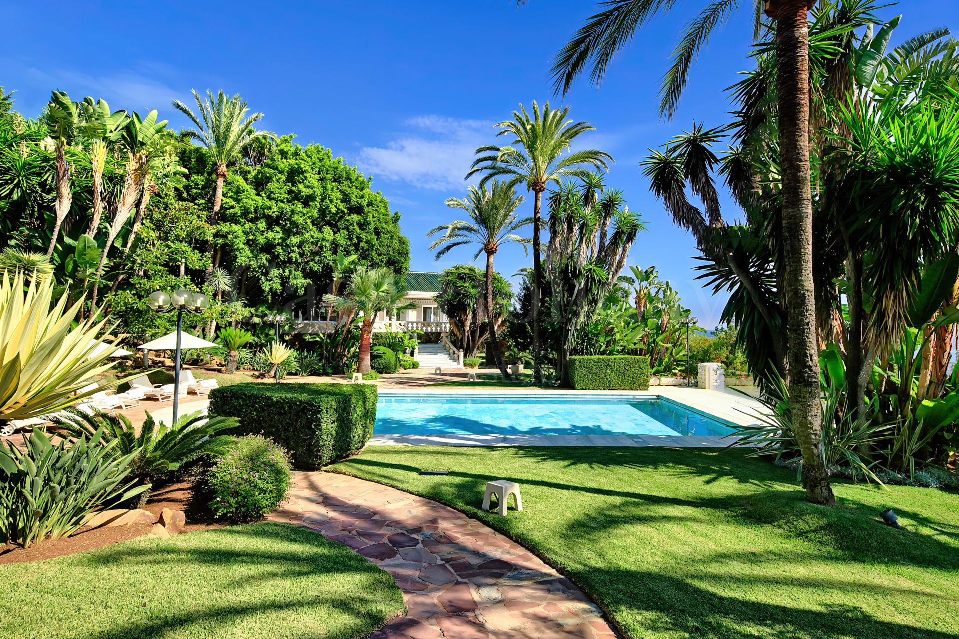 Villa en Rio Real Golf, Marbella