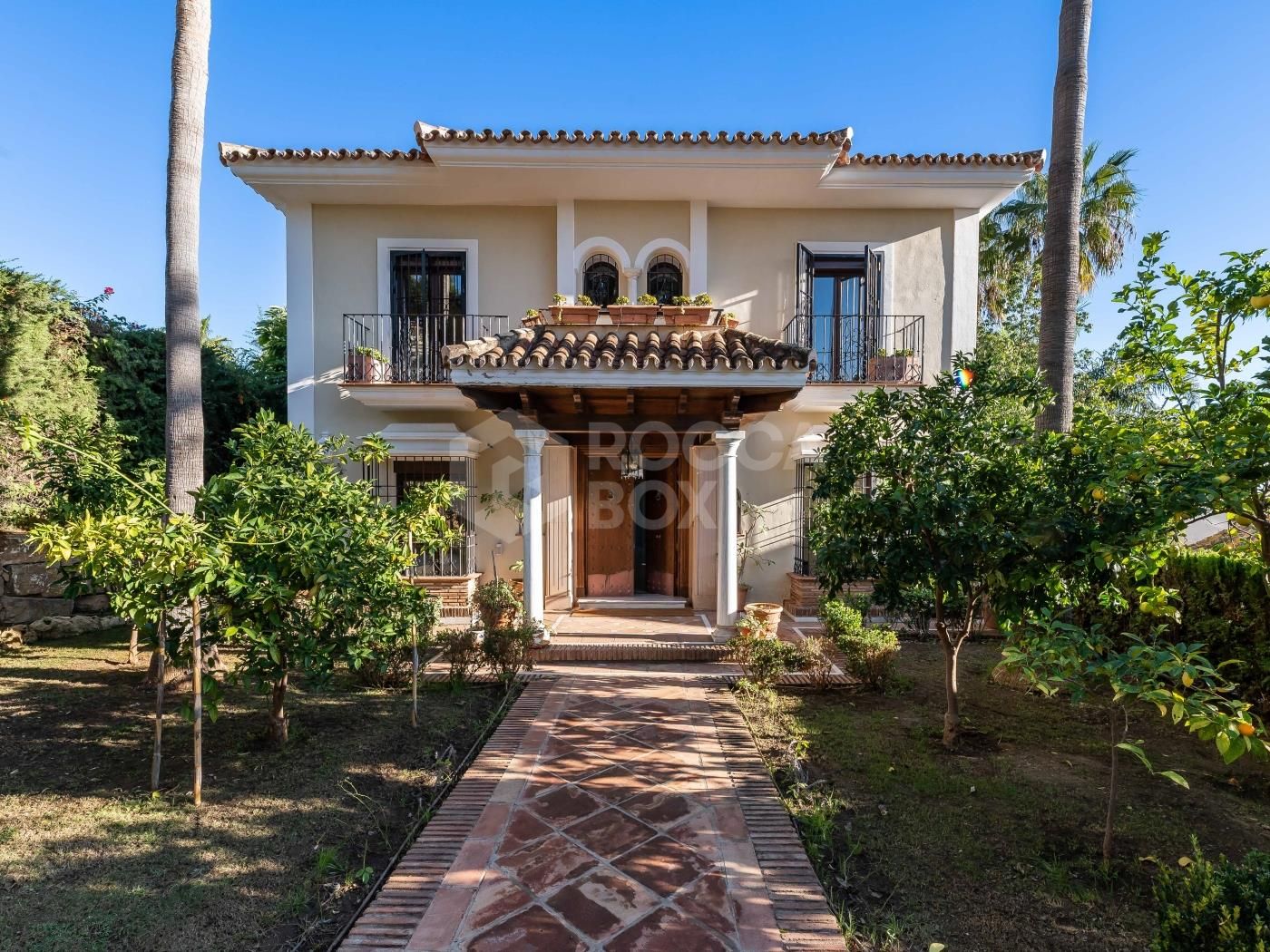 Exclusive villa for rent in Río Real, Marbella, with panoramic sea and valley views