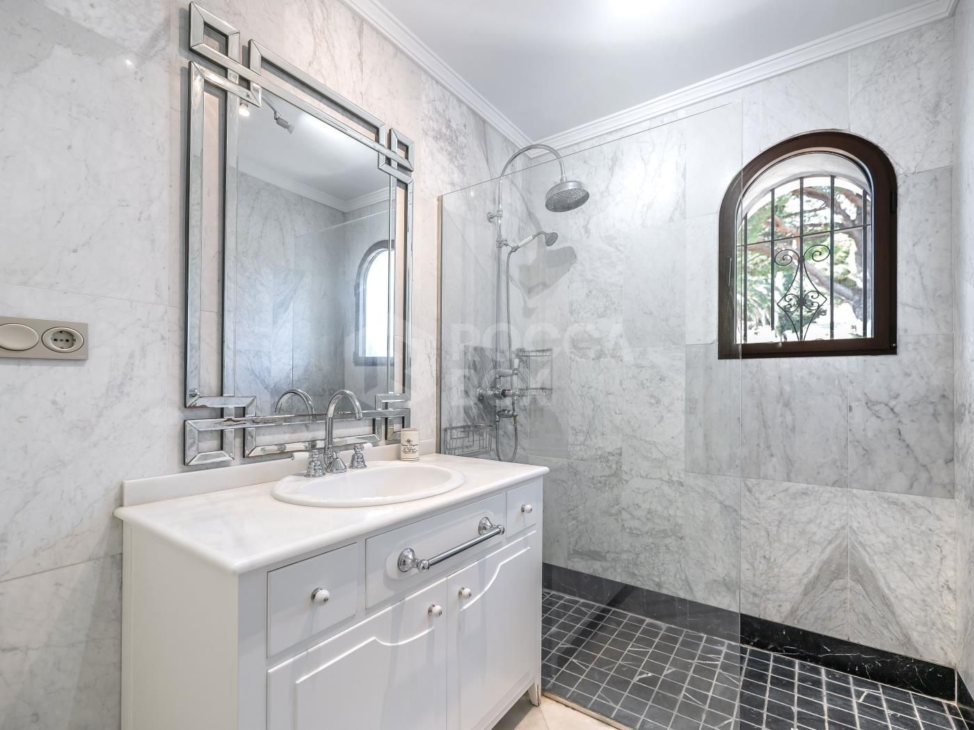 Exclusive villa for rent in Río Real, Marbella, with panoramic sea and valley views