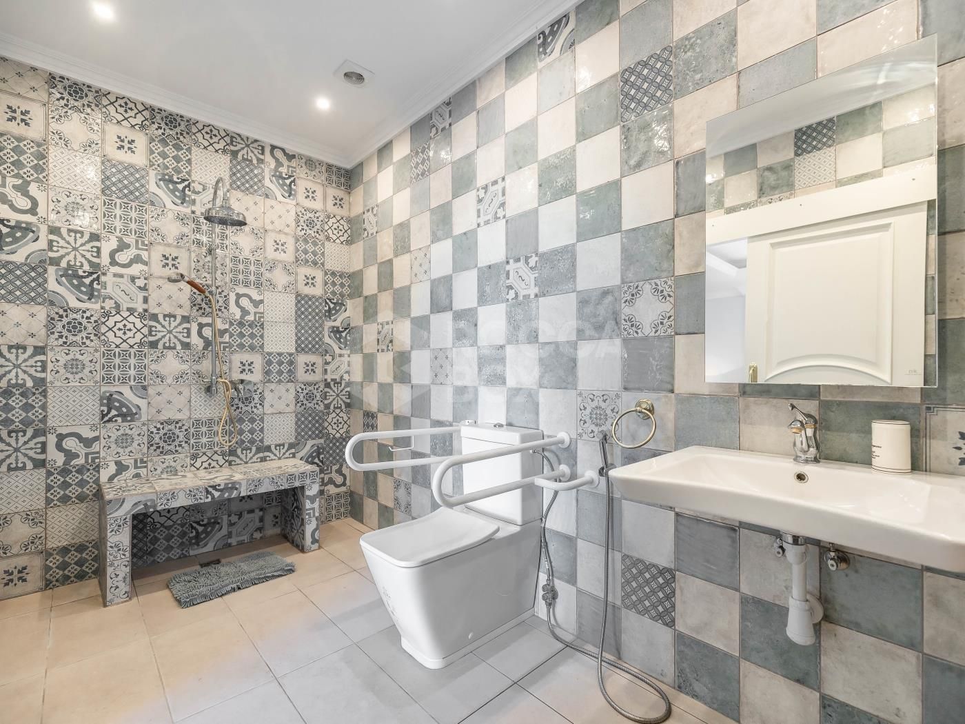 Exclusive villa for rent in Río Real, Marbella, with panoramic sea and valley views