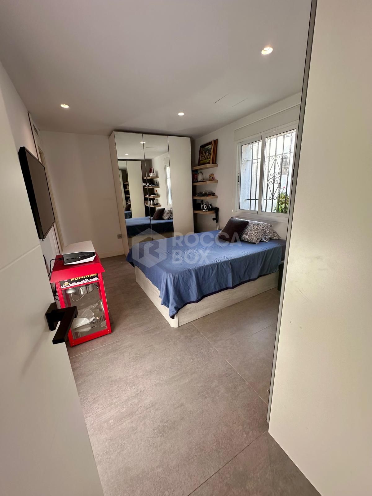 MODERN GROUND FLOOR APARTMENT - COMPLETELY RENOVATED AND WITH PRIVATE POOL.