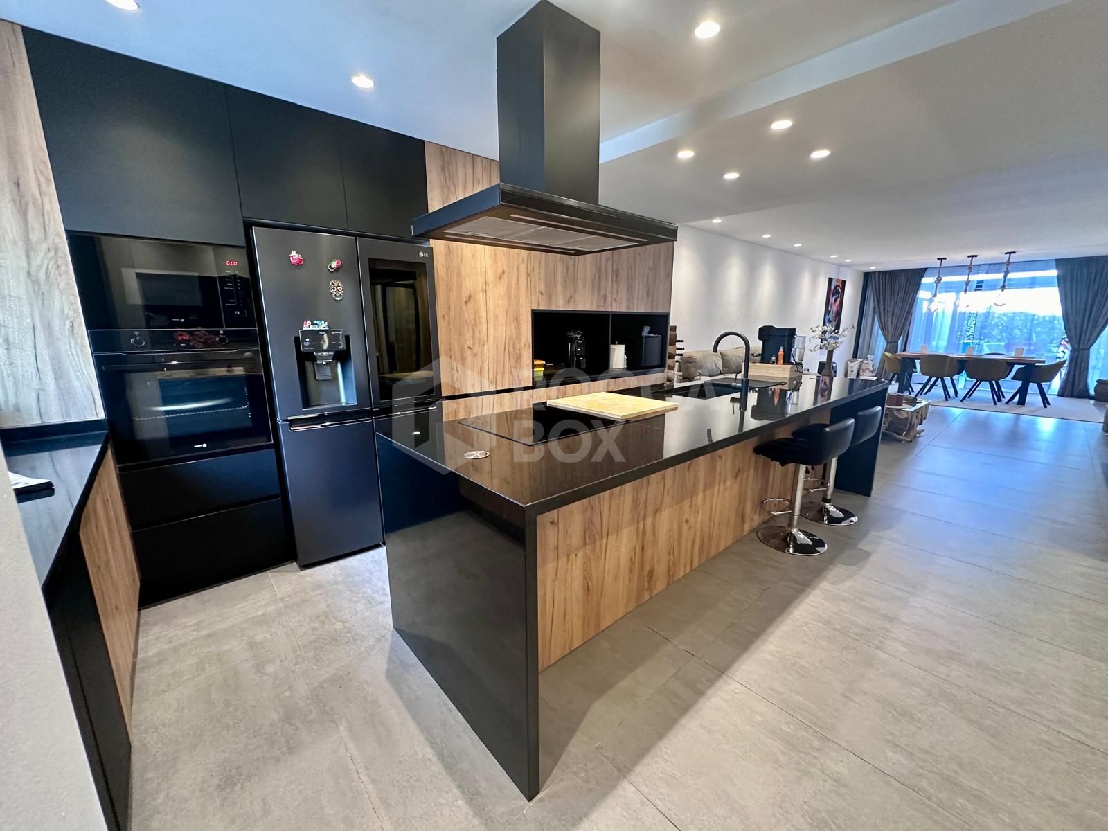 MODERN GROUND FLOOR APARTMENT - COMPLETELY RENOVATED AND WITH PRIVATE POOL.