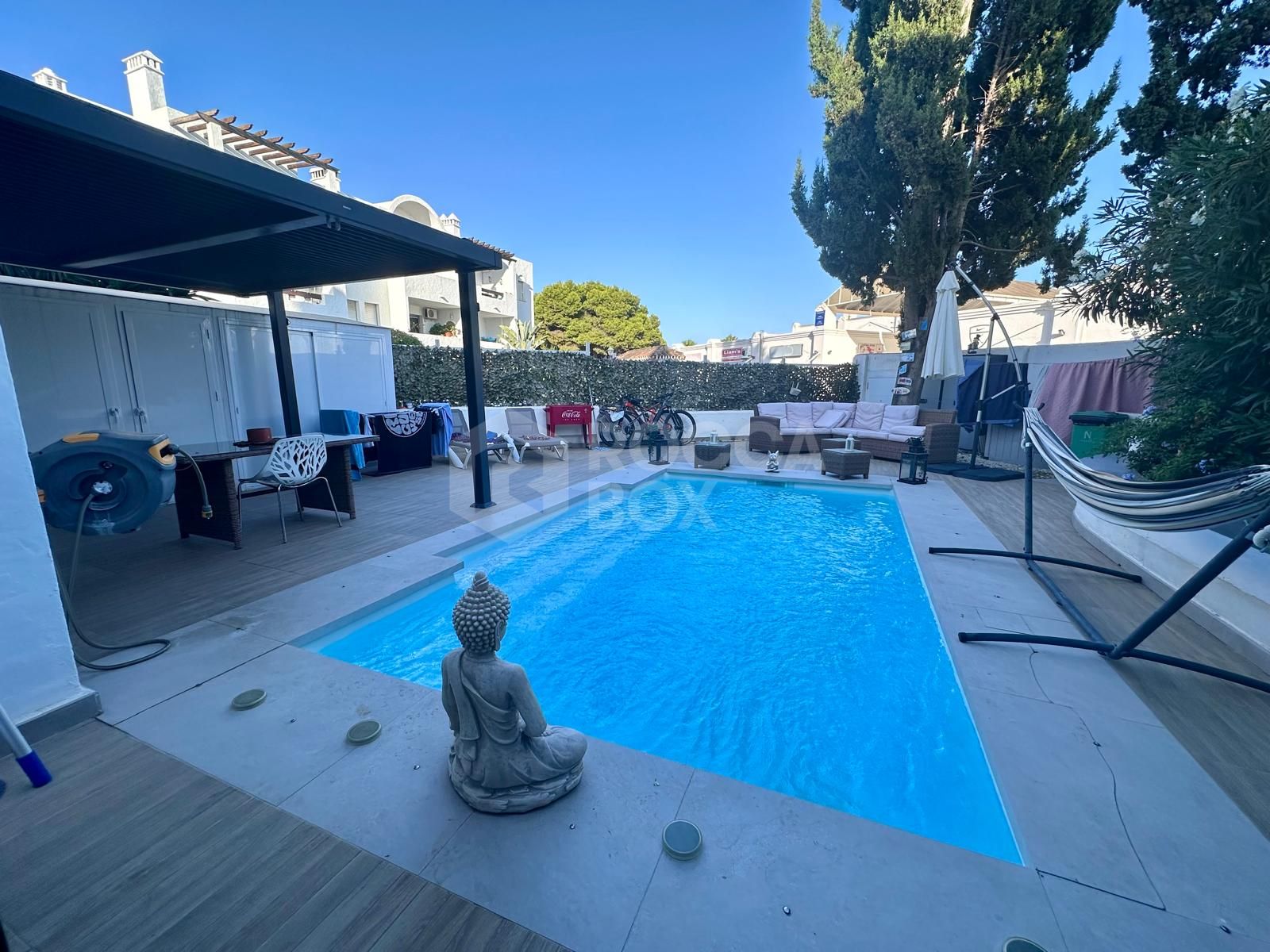 MODERN GROUND FLOOR APARTMENT - COMPLETELY RENOVATED AND WITH PRIVATE POOL.
