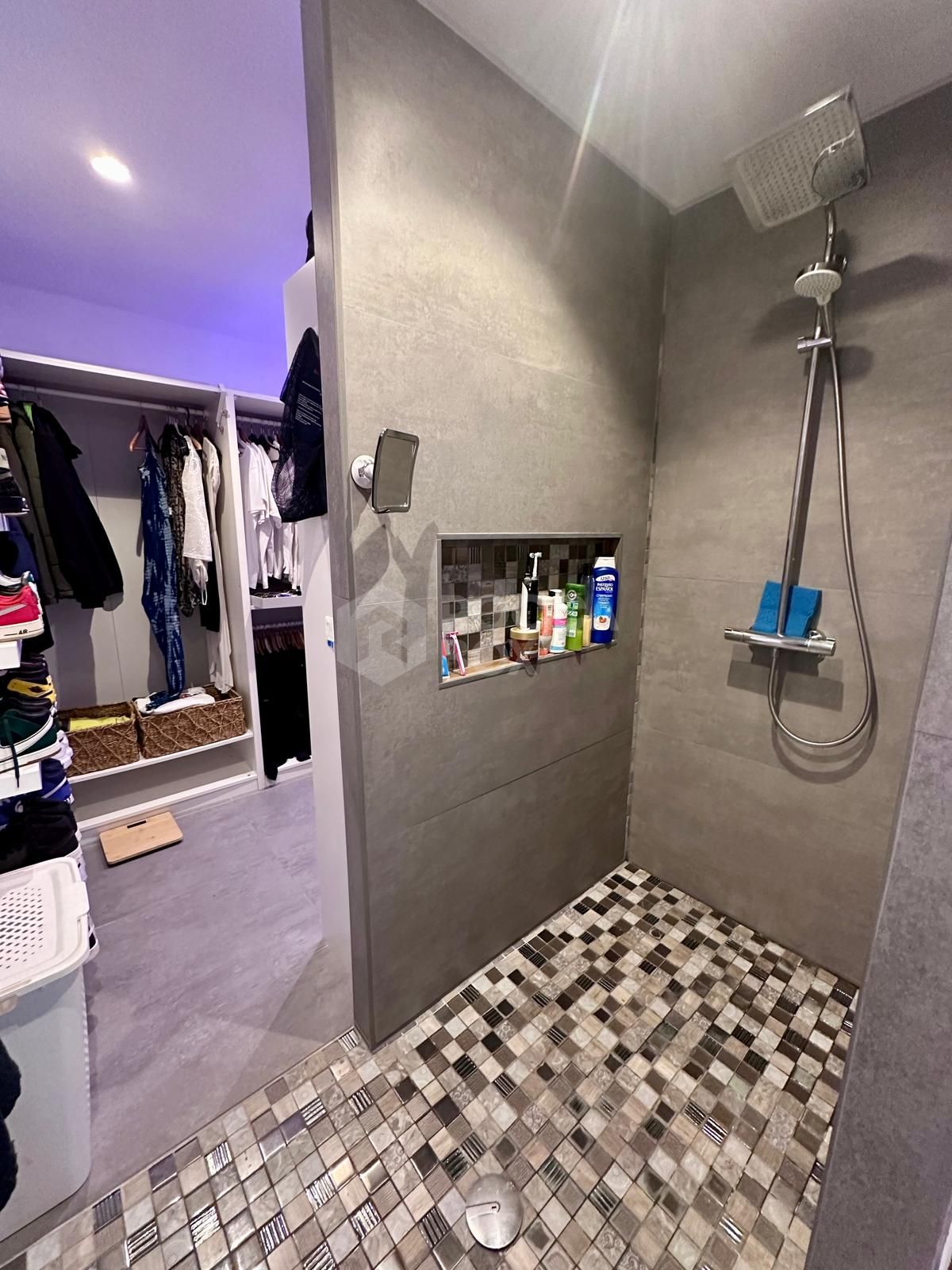 MODERN GROUND FLOOR APARTMENT - COMPLETELY RENOVATED AND WITH PRIVATE POOL.