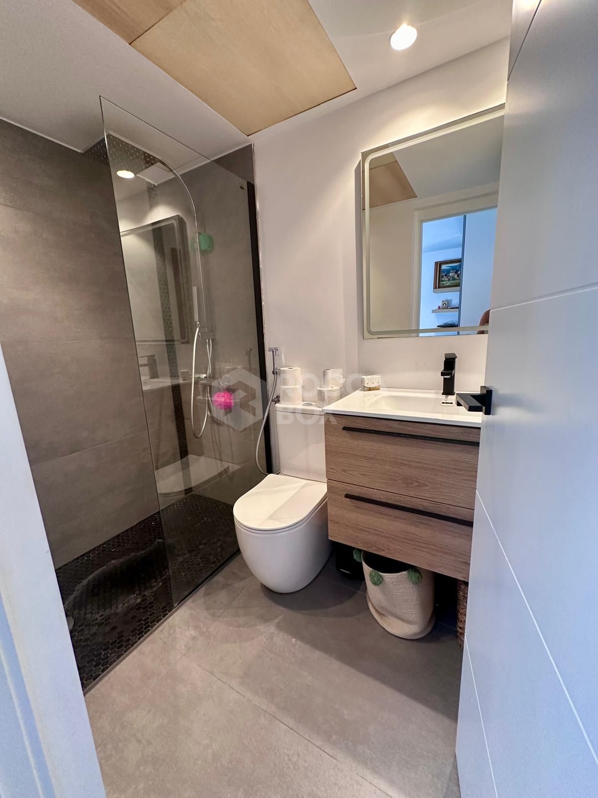 MODERN GROUND FLOOR APARTMENT - COMPLETELY RENOVATED AND WITH PRIVATE POOL.