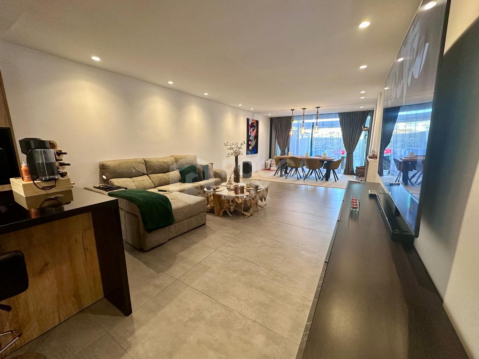 MODERN GROUND FLOOR APARTMENT - COMPLETELY RENOVATED AND WITH PRIVATE POOL.