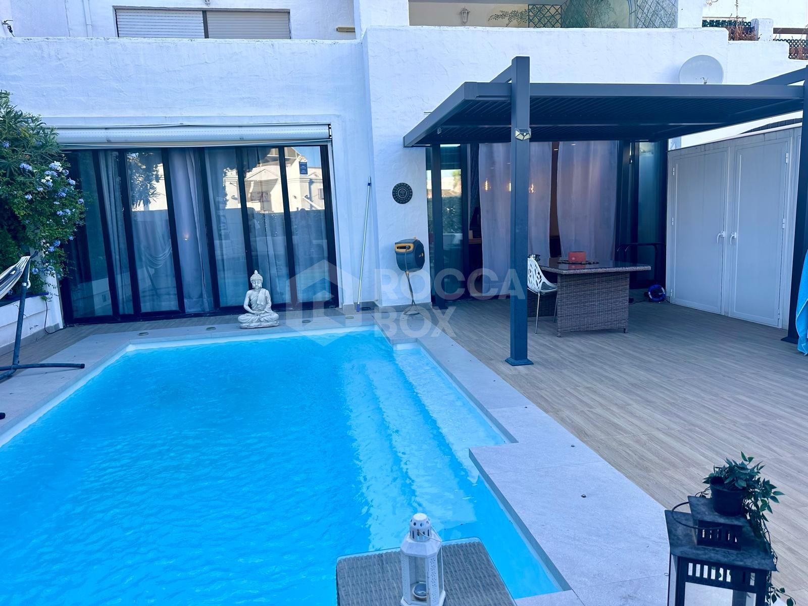 MODERN GROUND FLOOR APARTMENT - COMPLETELY RENOVATED AND WITH PRIVATE POOL.