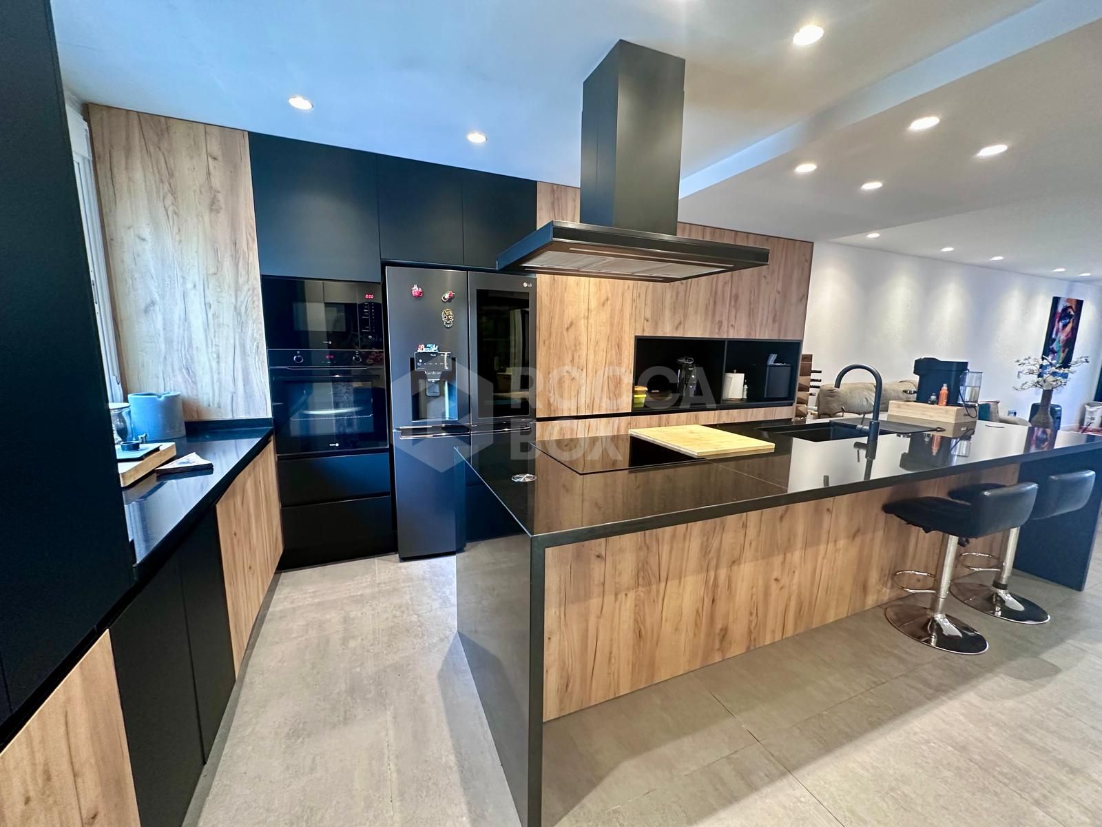 MODERN GROUND FLOOR APARTMENT - COMPLETELY RENOVATED AND WITH PRIVATE POOL.