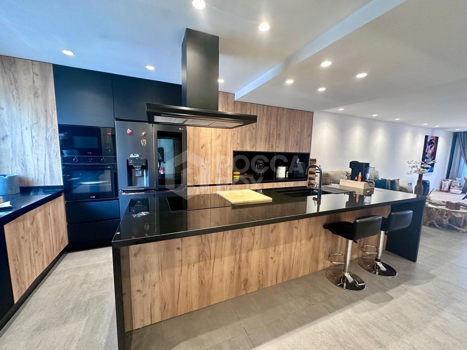 MODERN GROUND FLOOR APARTMENT - COMPLETELY RENOVATED AND WITH PRIVATE POOL.