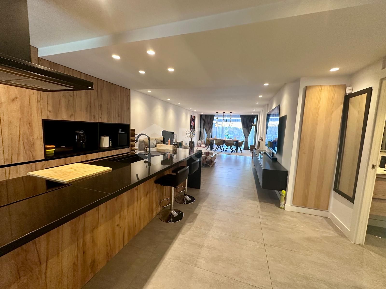 MODERN GROUND FLOOR APARTMENT - COMPLETELY RENOVATED AND WITH PRIVATE POOL.