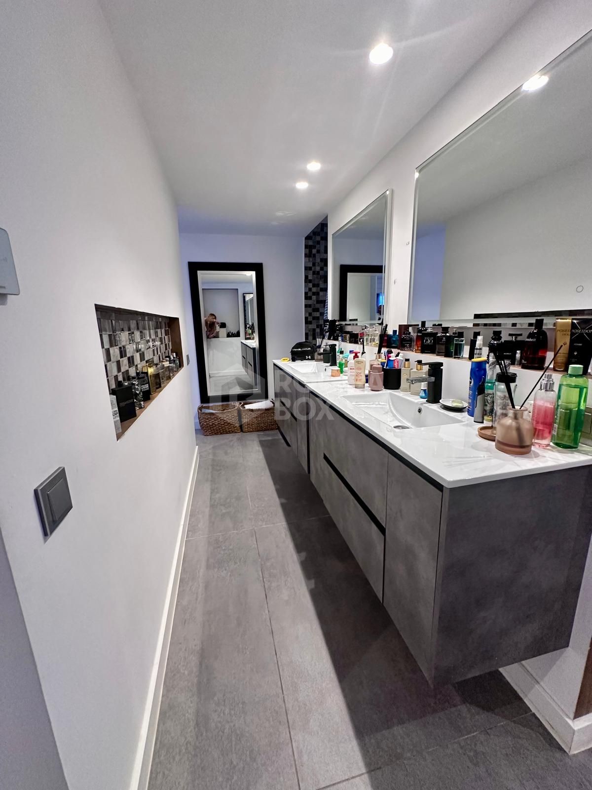 MODERN GROUND FLOOR APARTMENT - COMPLETELY RENOVATED AND WITH PRIVATE POOL.