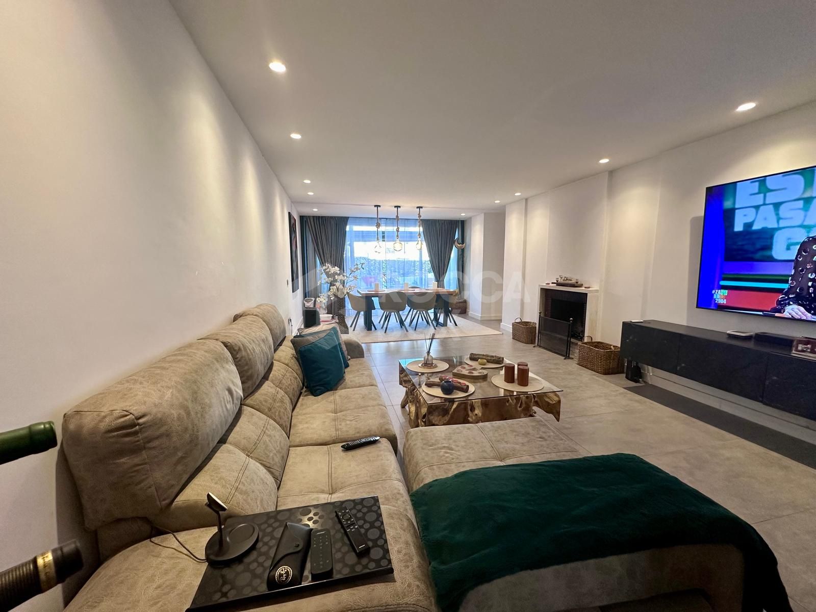 MODERN GROUND FLOOR APARTMENT - COMPLETELY RENOVATED AND WITH PRIVATE POOL.