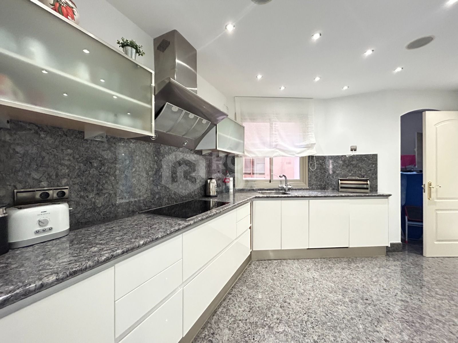 WONDERFUL 3-BEDROOM FRONTLINE BEACH APARTMENT IN A LUXURY GATED COMPLEX IN PUERTO BANUS, MARBELLA