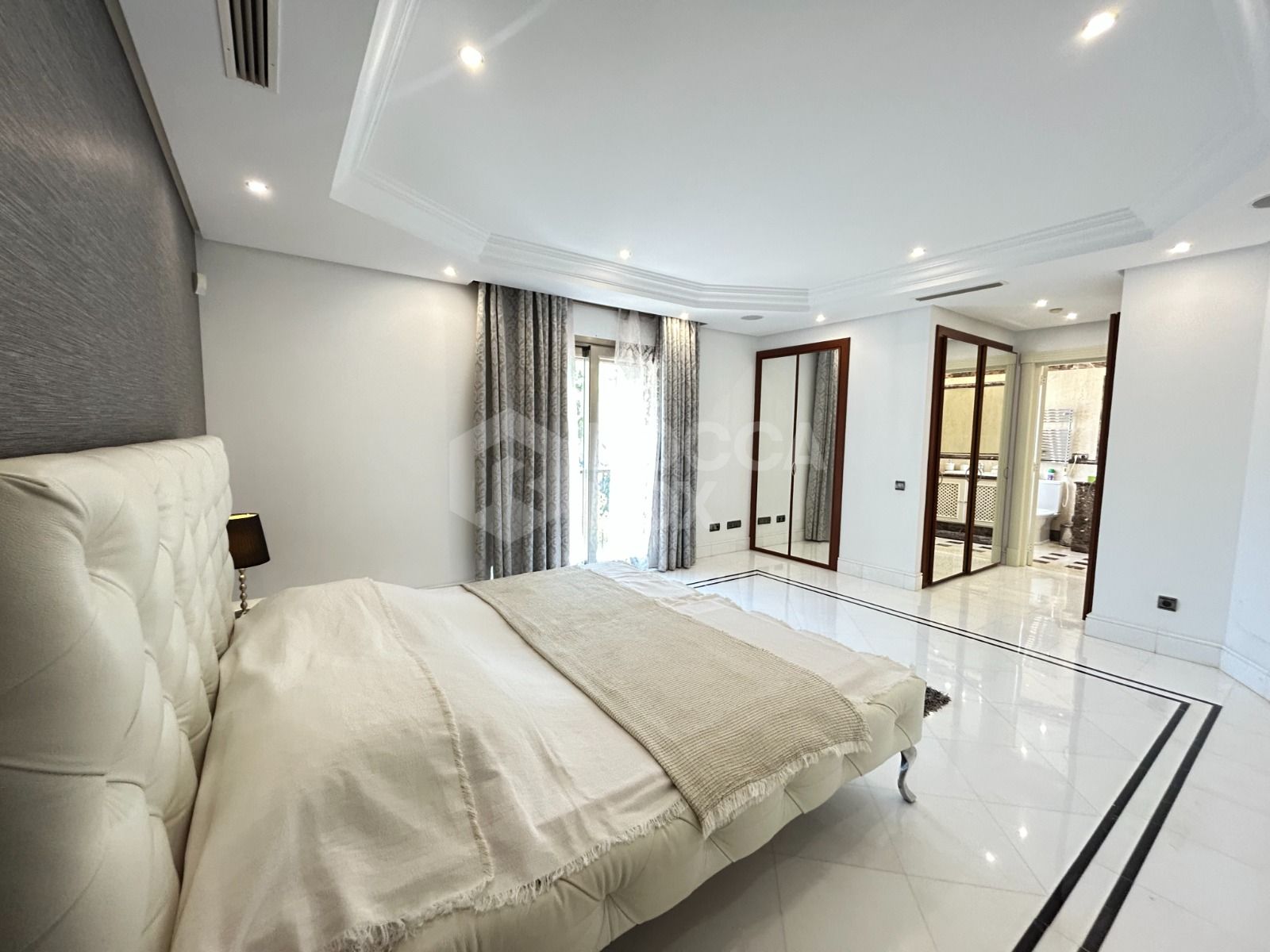 WONDERFUL 3-BEDROOM FRONTLINE BEACH APARTMENT IN A LUXURY GATED COMPLEX IN PUERTO BANUS, MARBELLA